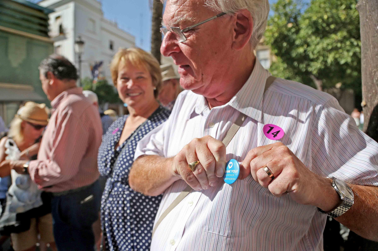 Un turista se coloca la chapa de #DestinoJerez, días atrás.
