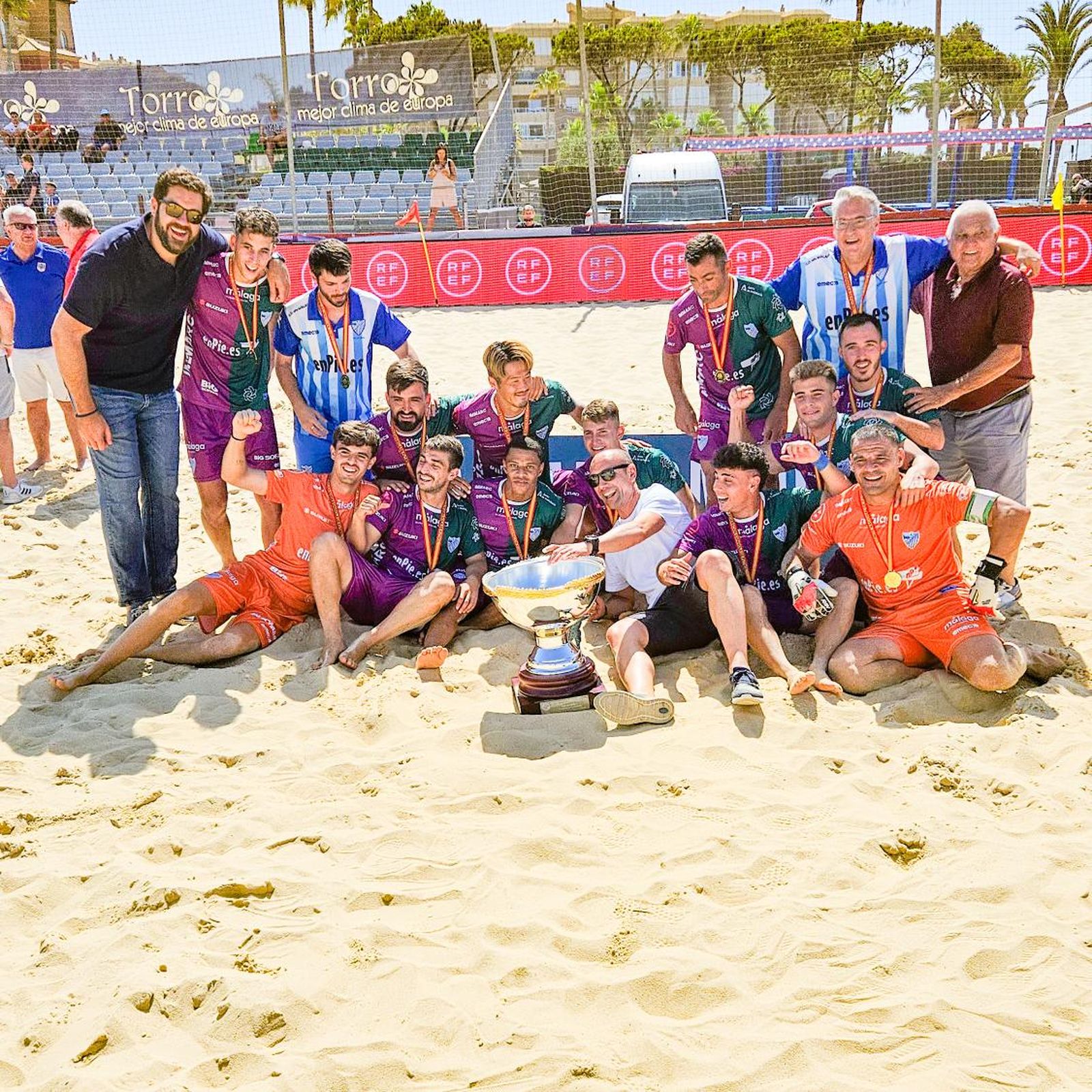 El Enpie celebra el título.