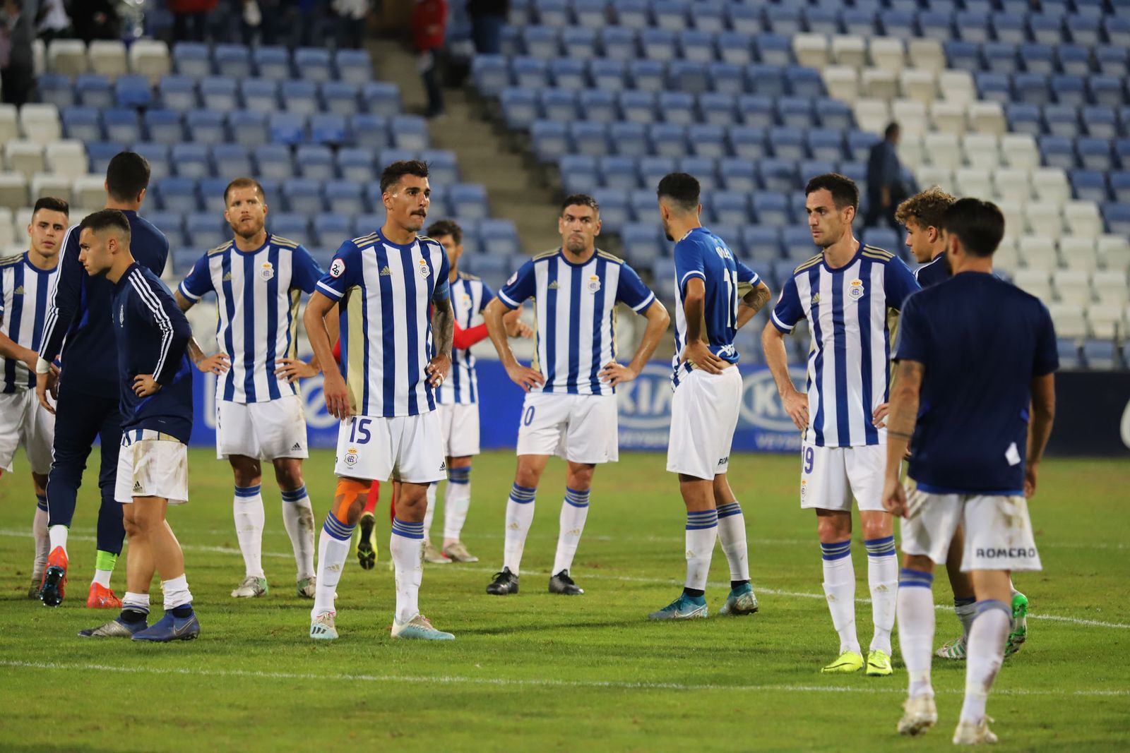 Los jugadores del Recreativo, con gesto de resignación, tras la derrota del último partido en casa ante el Recreativo Granada.