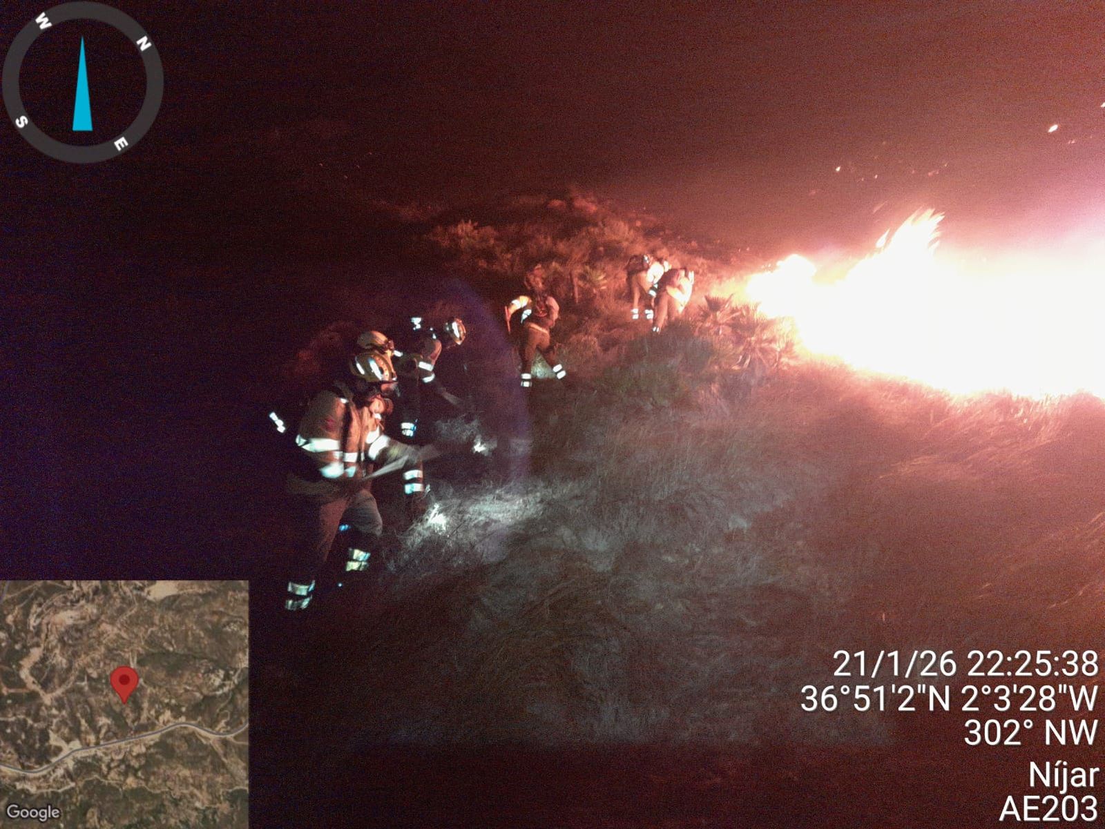 Un grupo de bomberos del Infoca actúa contra el fuego declarado en Níjar.