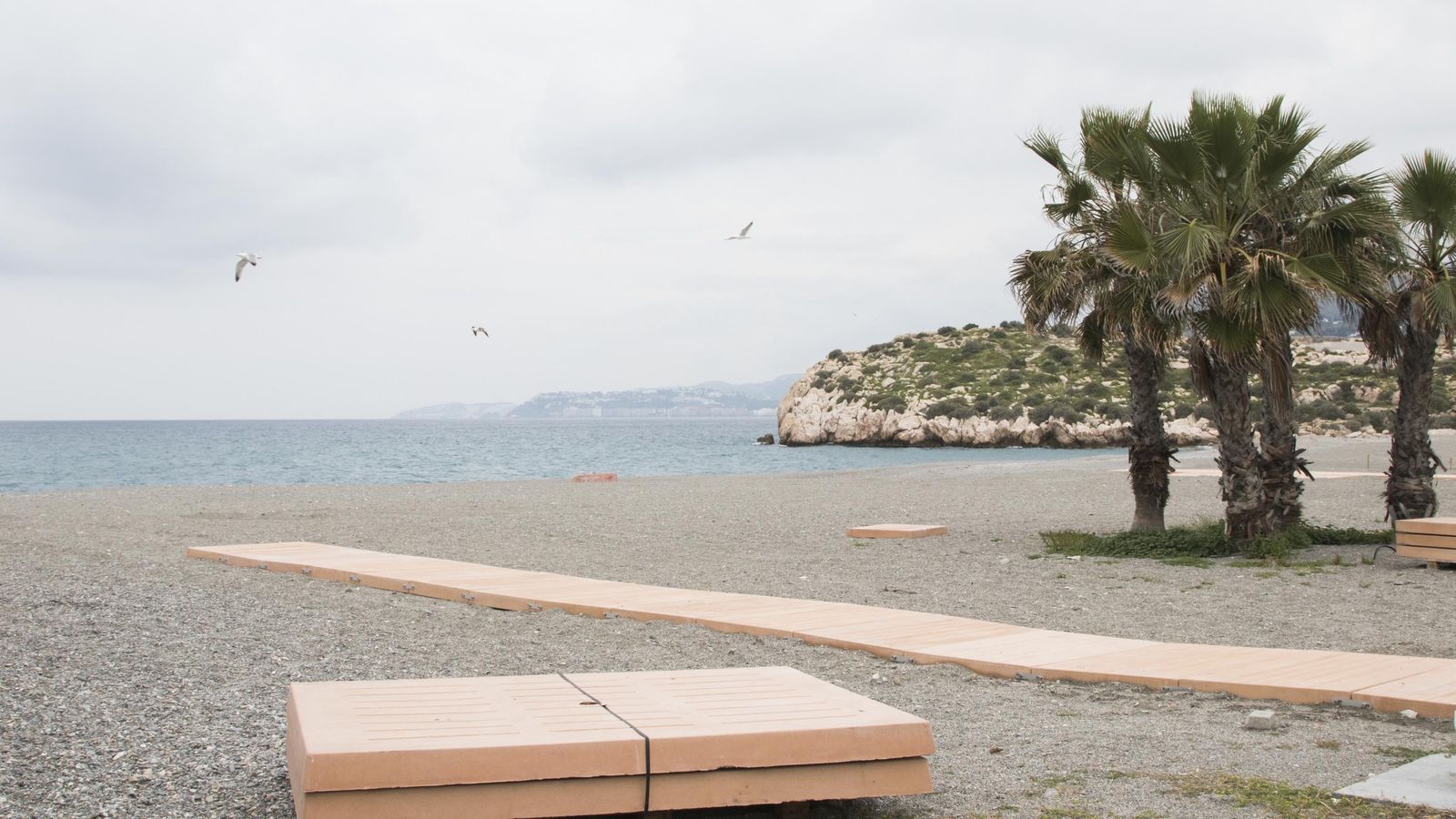 La playa de Salobreña, cerrada al público durante el Jueves Santo.