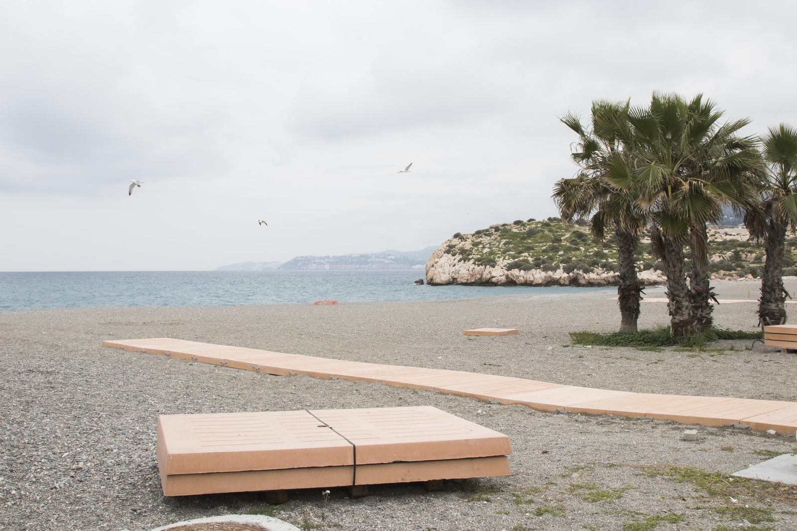 La playa de Salobreña, cerrada al público durante el Jueves Santo.