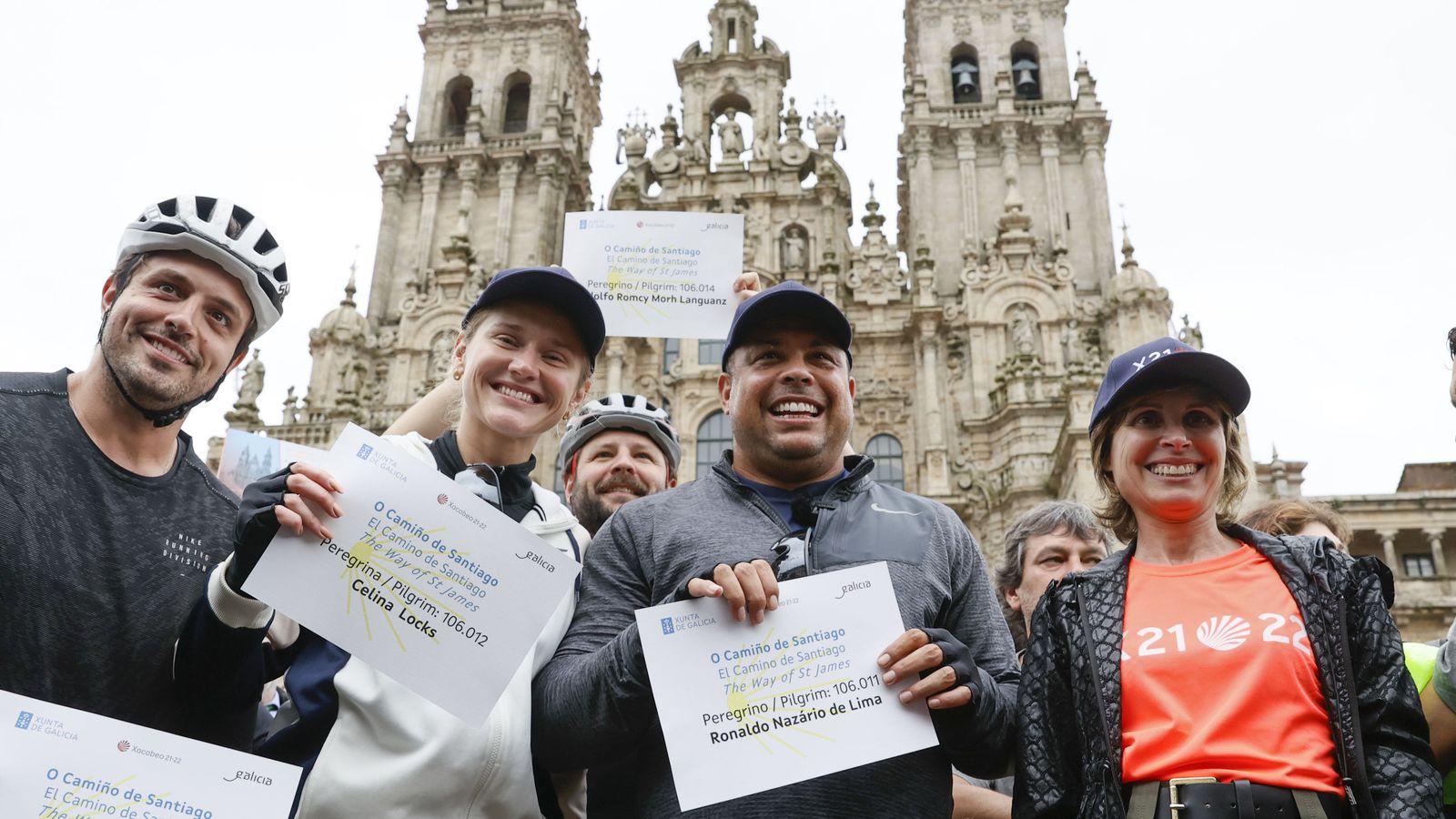 Ronaldo en la Plaza de Obradoiro tras realizar el Camino de Invierno