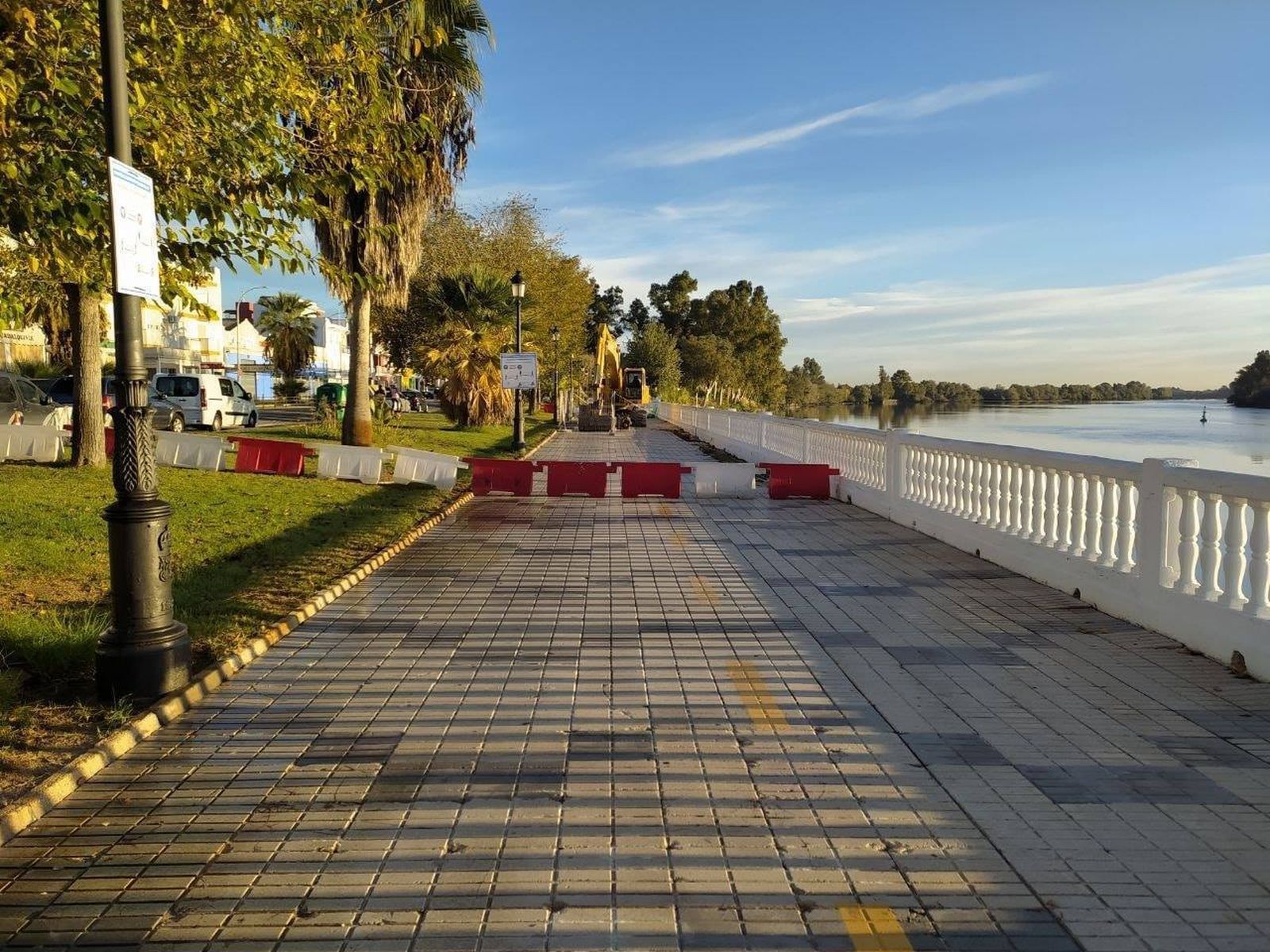 Obras anteriores en el paseo fluvial de Coria del Río.