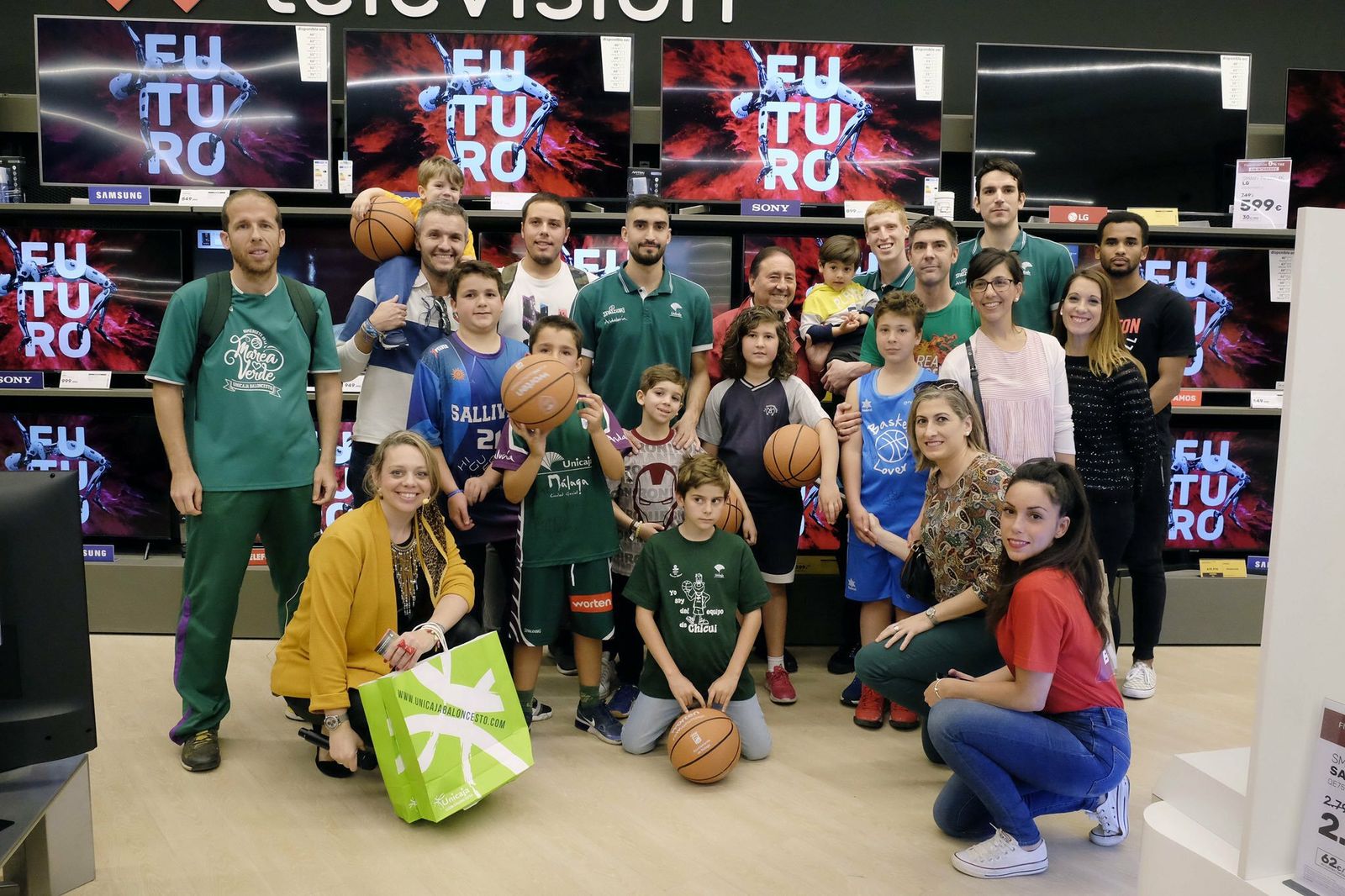 Alberto Díaz, Jaime Fernández y Carlos Suárez, con los aficionados en Larios.