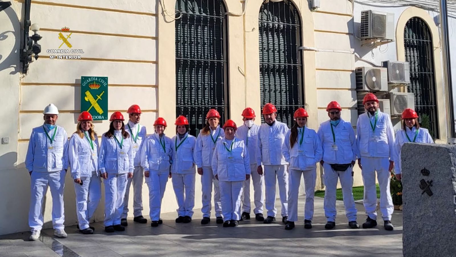 Foto de familia de los 14 participantes en el taller.