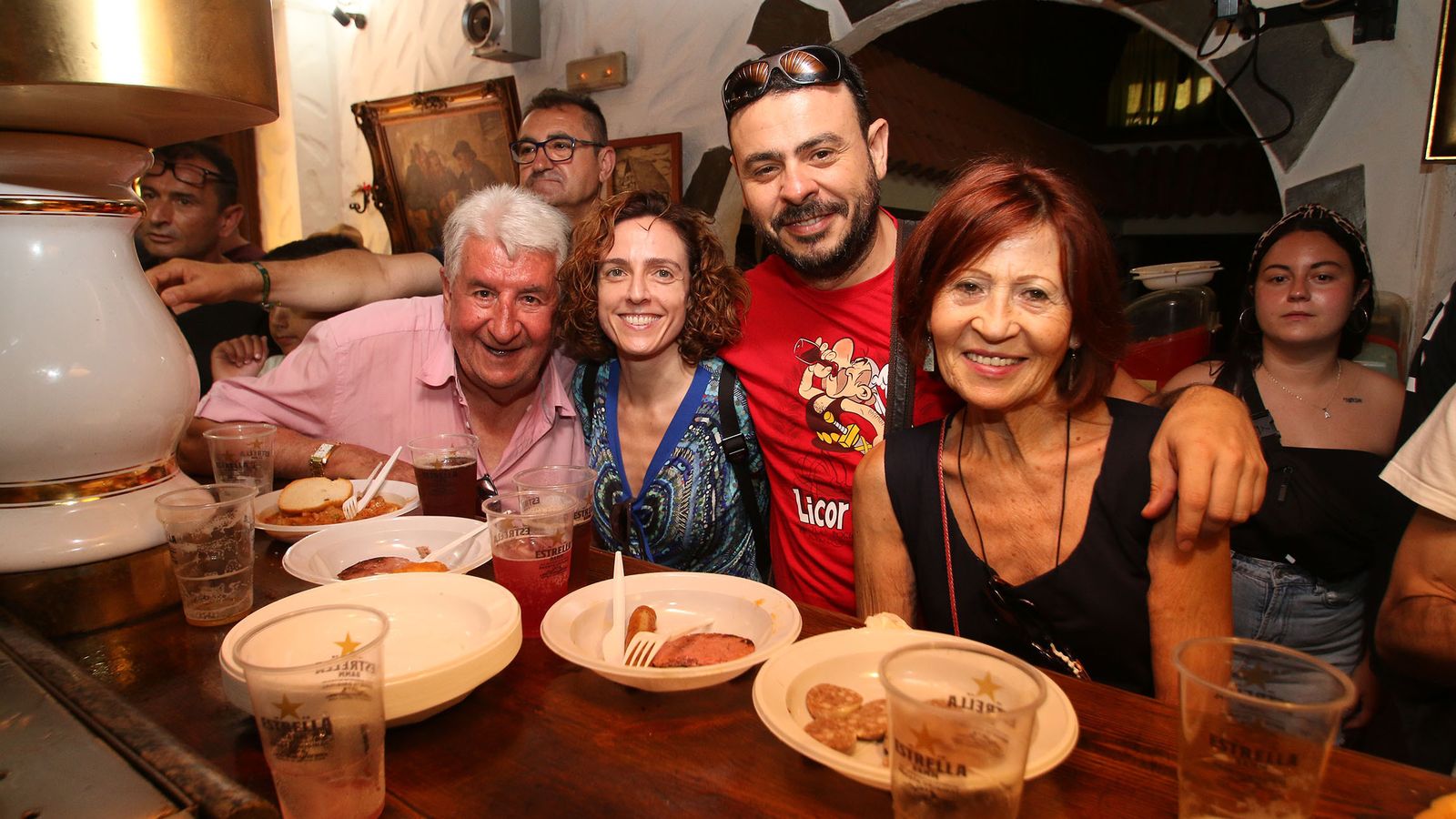 Bebidas y tapeo para todos.