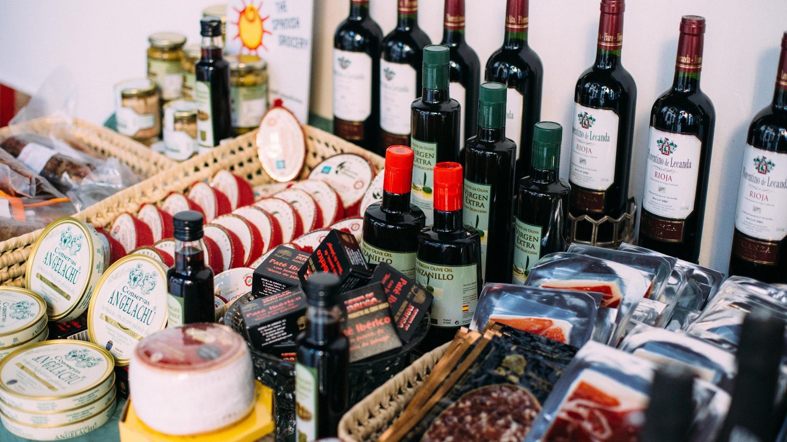 Además de los artículos en venta, se desarrollarán talleres para niños y adultos y chefs elaborarán guisos y platos solidarios.