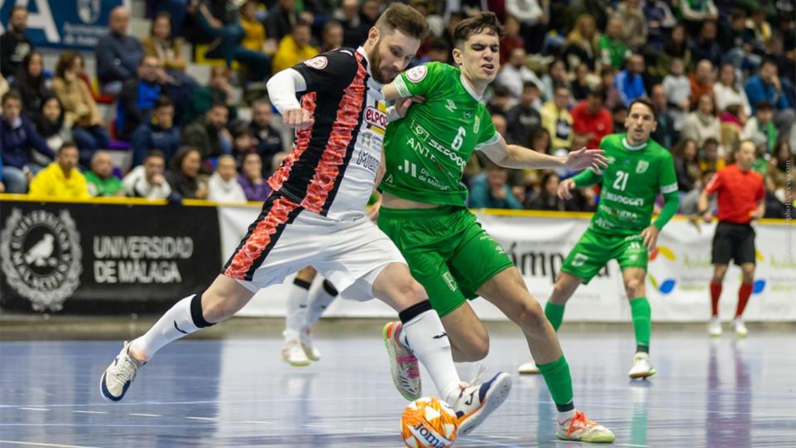 Pablo Ordoñez pelea un balón con Gadeia.