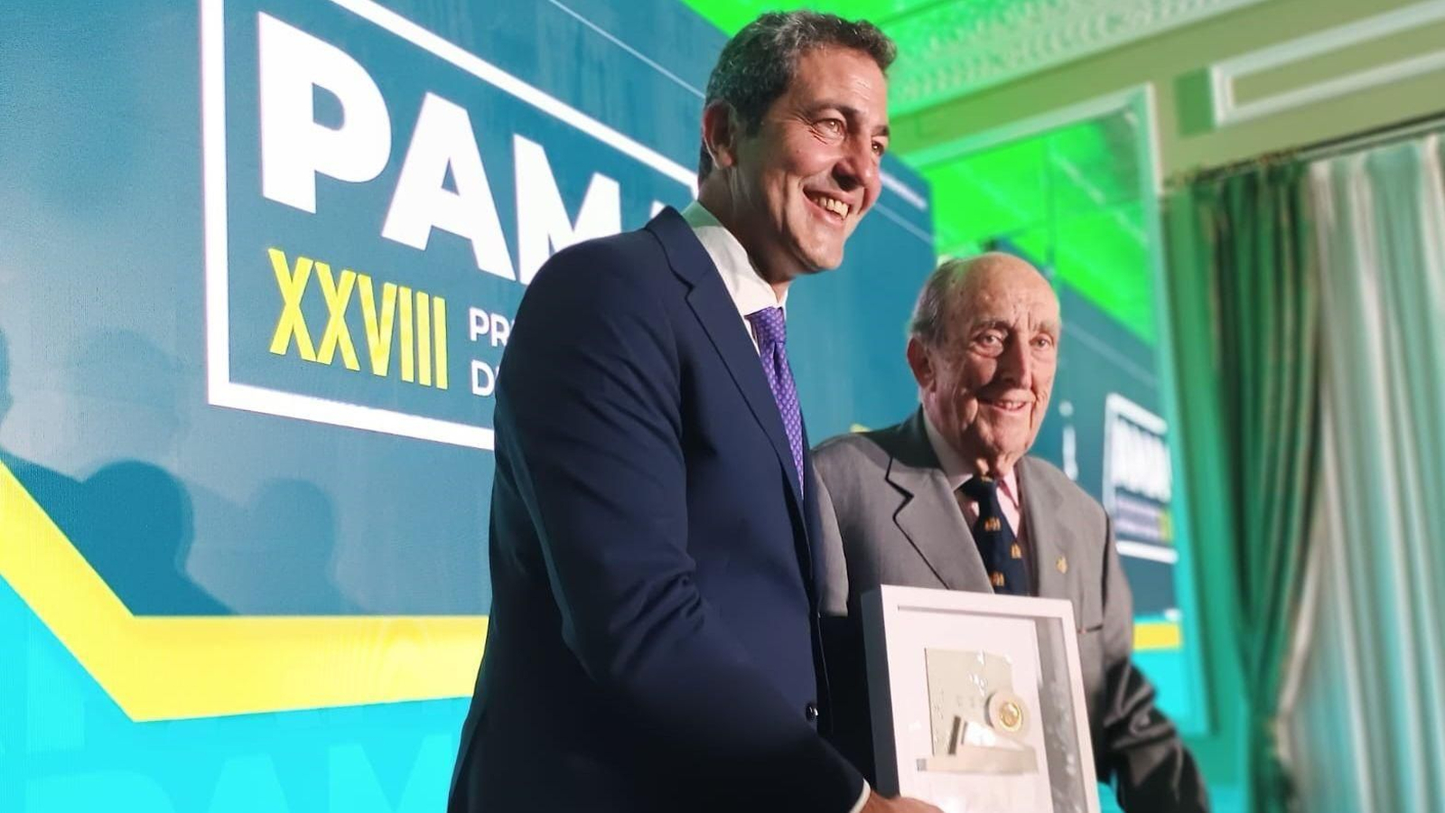 El presidente de honor de la Fundación, Jaime González-Gordon, recogiendo el Premio al Compromiso Ambiental. El presidente de honor de la Fundación, Jaime González-Gordon, recogiendo el Premio al Compromiso Ambiental.