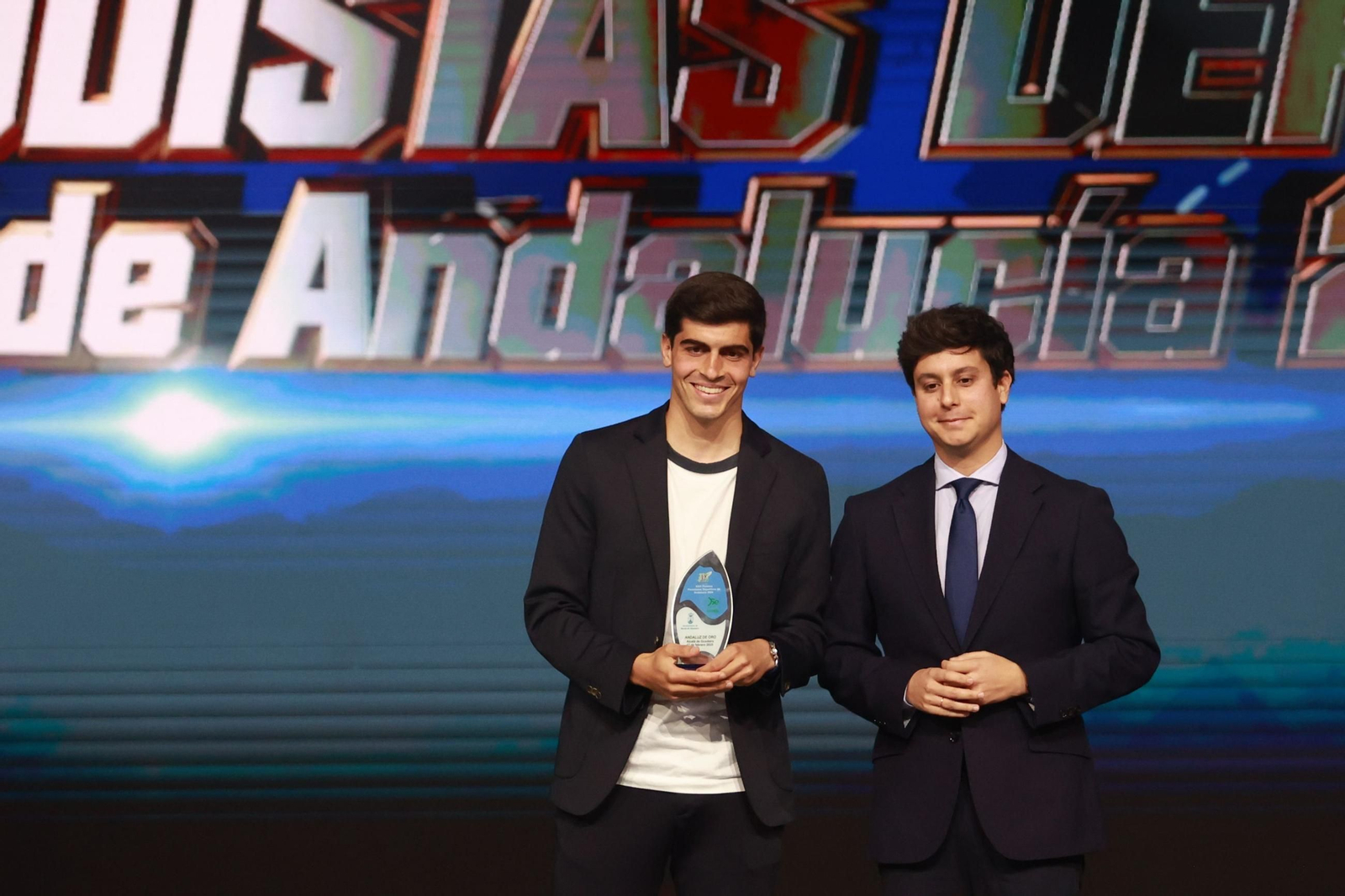 Juanlu recibe un premio por su trayectoria la pasada temporada.