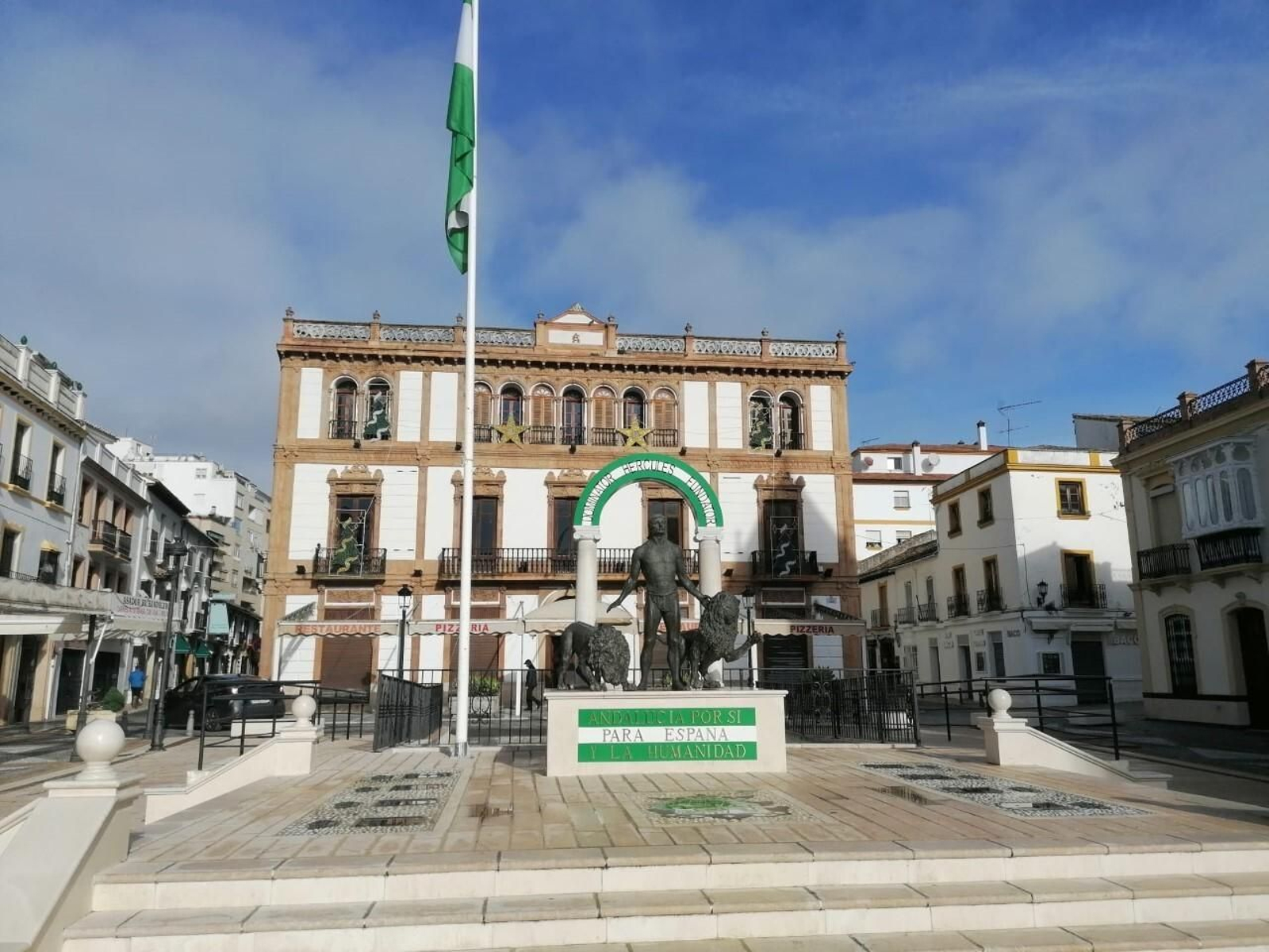 Monumento al escudo de Andalucía y la bandera, frente al Círculo de Artistas de Ronda.