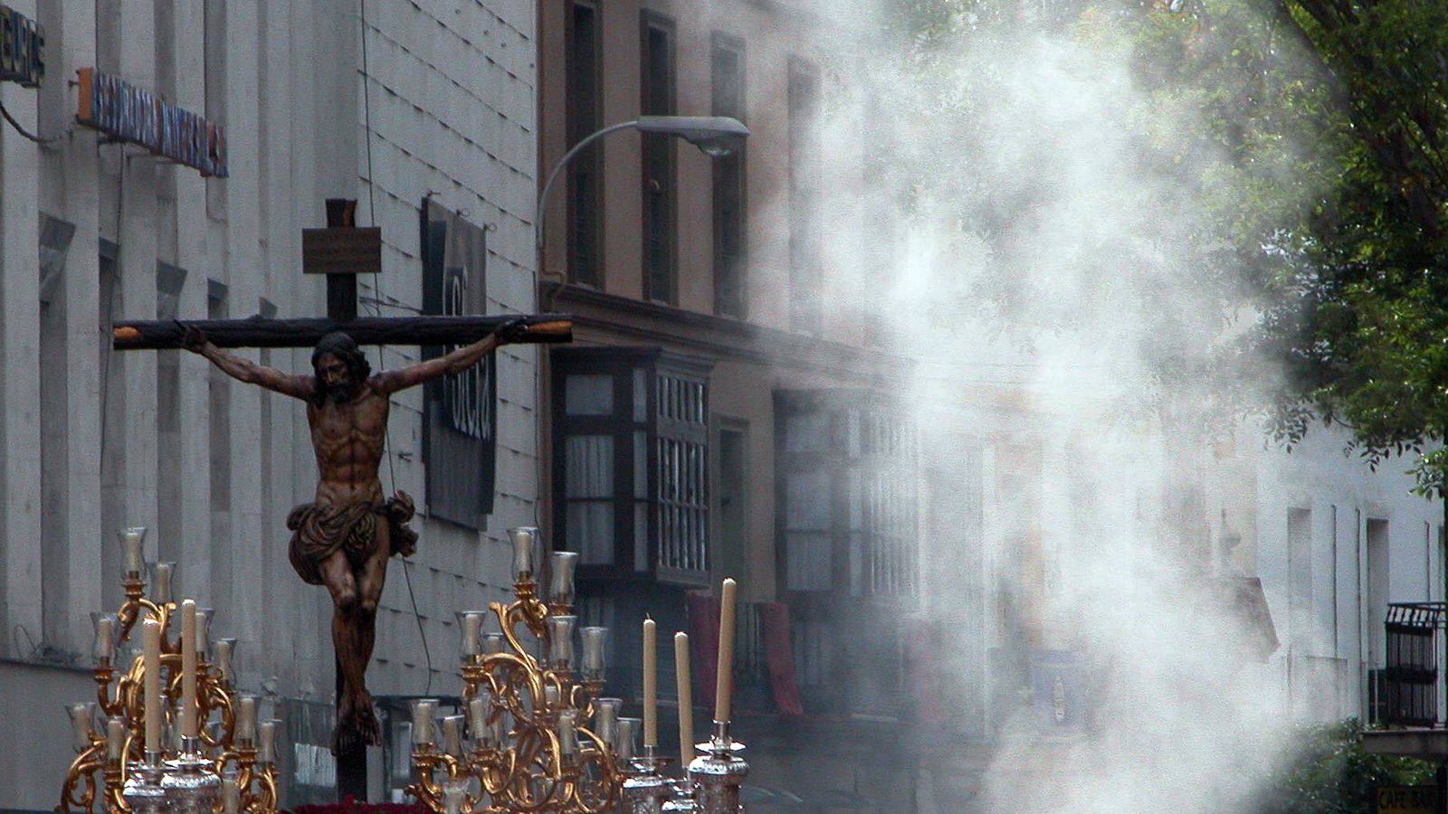 El incienso anuncia la llegada del Cristo de la Sed a la Campana.