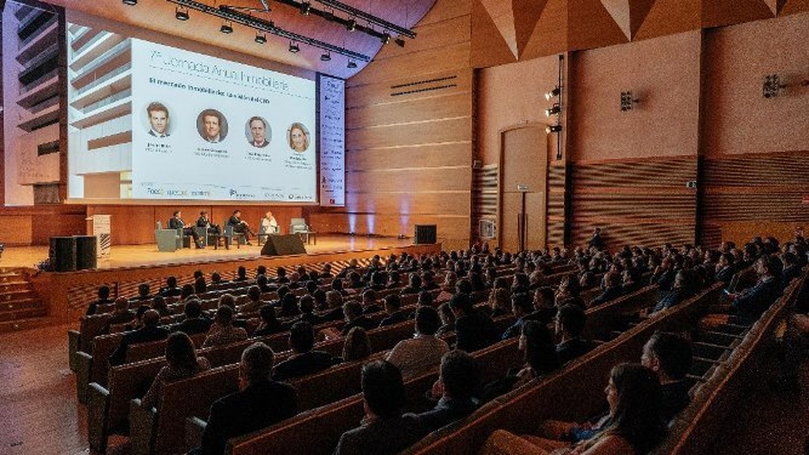 El Palacio de Congresos, lleno durante la jornada inmobiliaria.