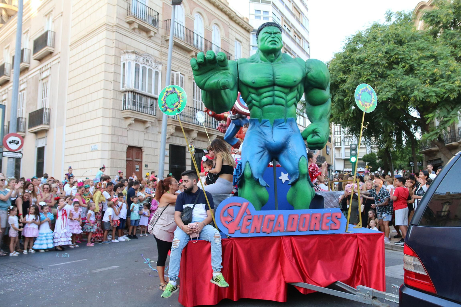 La Batalla de las Flores ha regresado inundando Almería de claveles