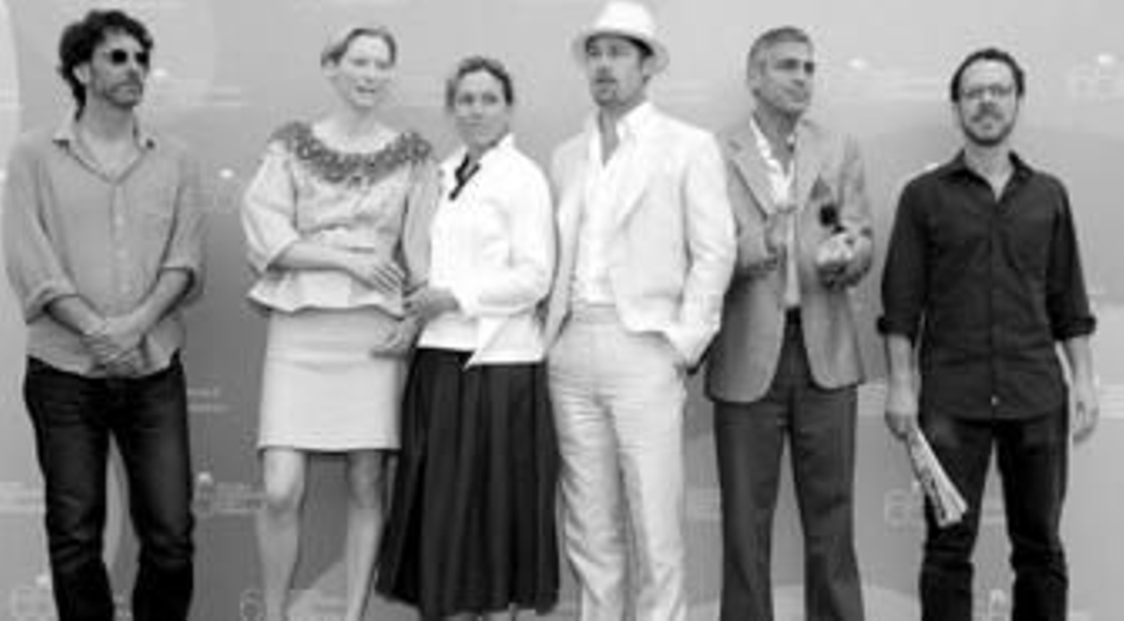 Los hermanos Coen (Joel, a la izquierda, y Ethan) flanquean a los protagonistas: Tilda Swinton, Frances McDormand, Brad Pitt y George Clooney