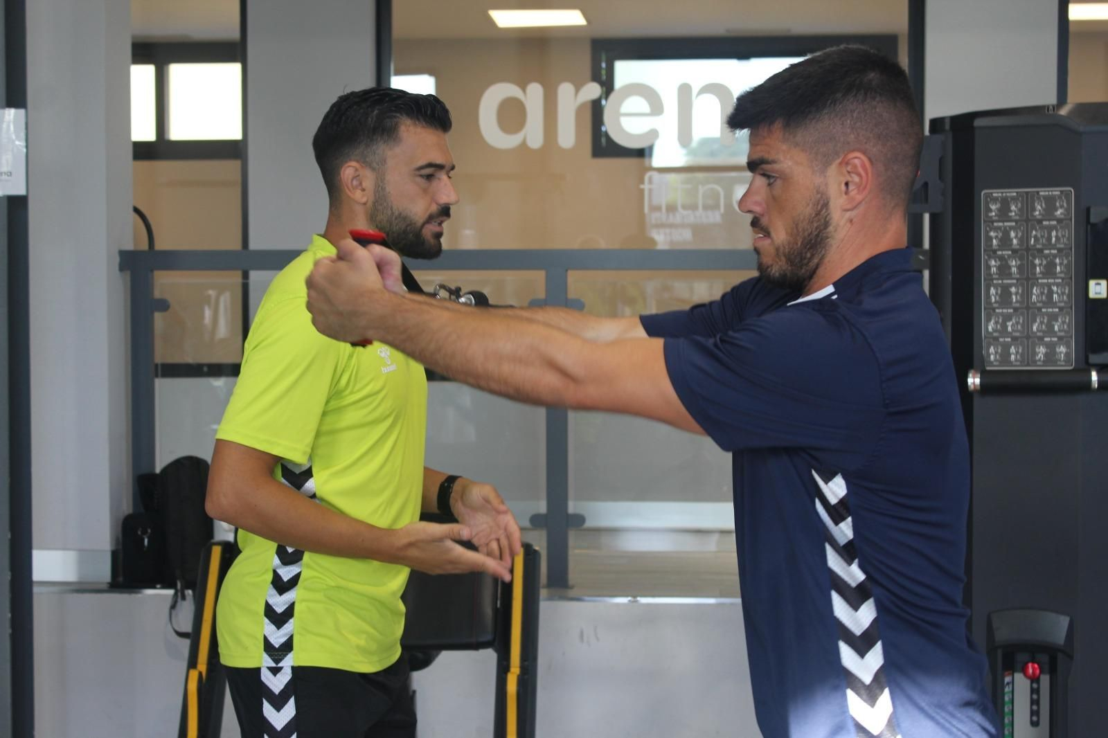 El centrocampista Carri realiza un ejercicio de fuerza.