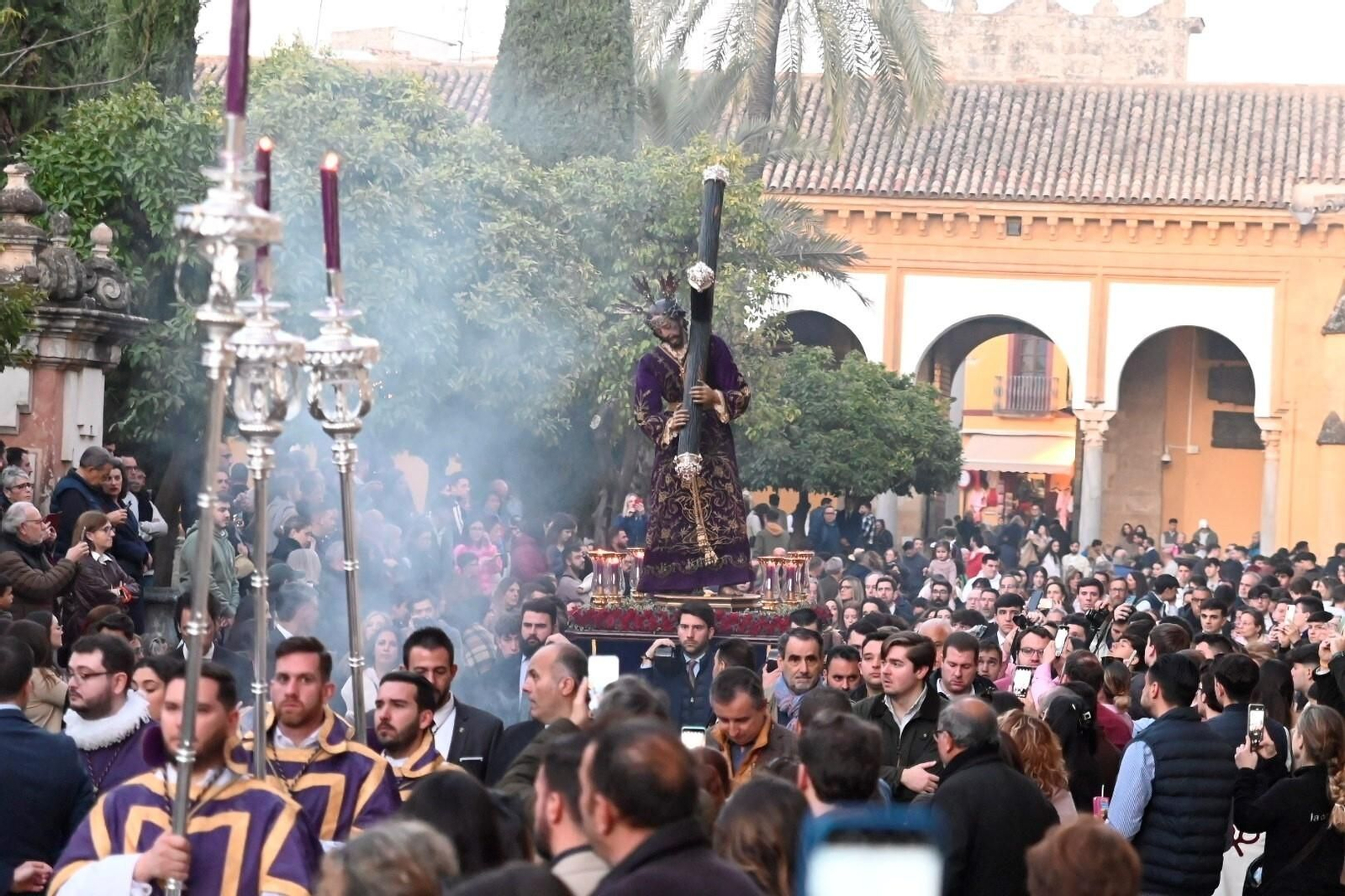 El vía crucis extraordinario del Señor del Calvario de Córdoba, en imágenes