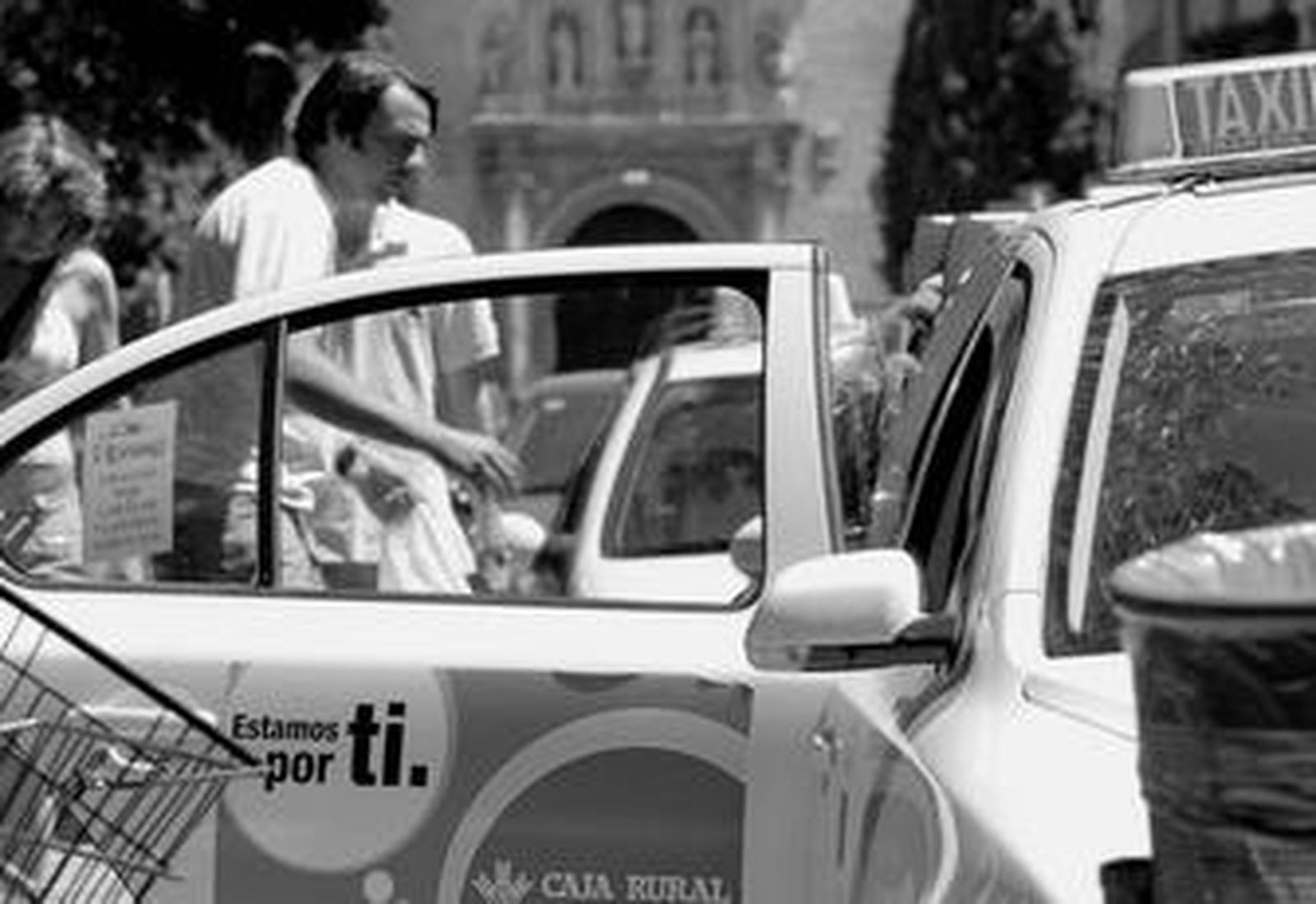 Los taxis con cámaras de vigilancia deben contar con un distintivo informativo de las mismas en un lugar visible.