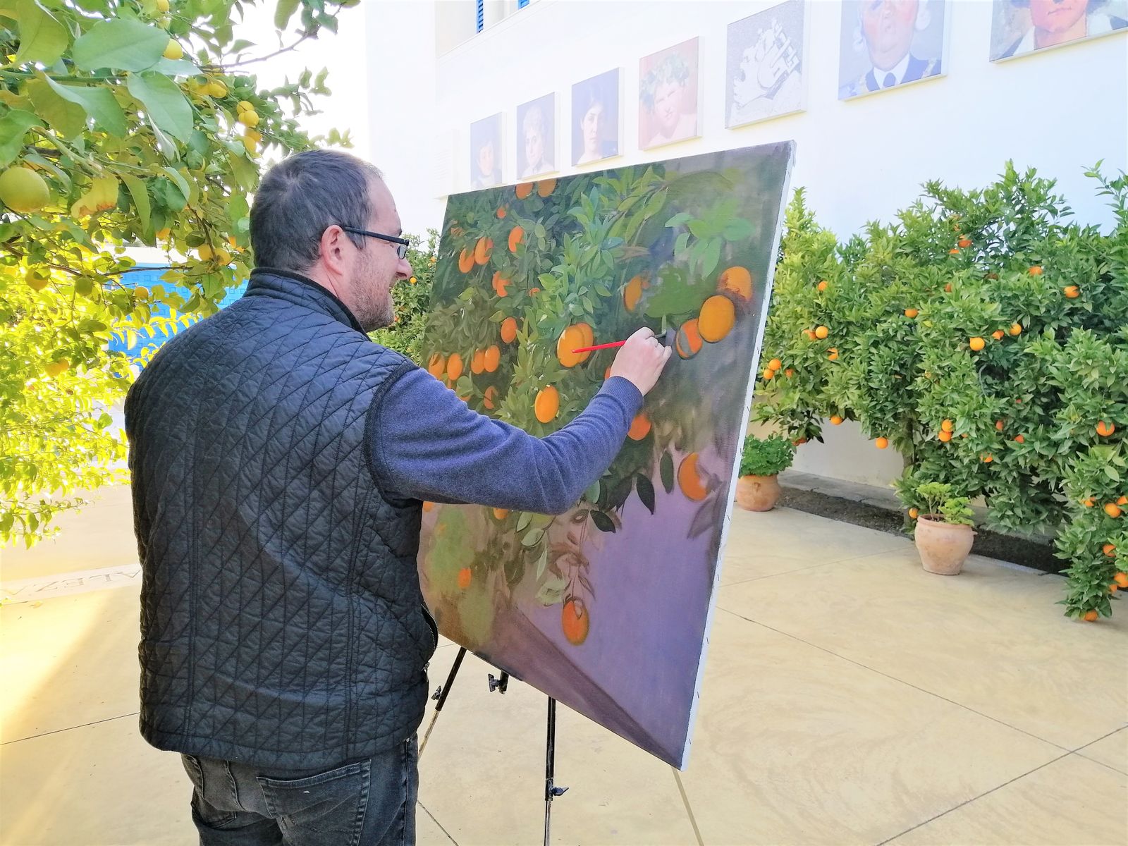 Andrés García Ibáñez pintando al natural.