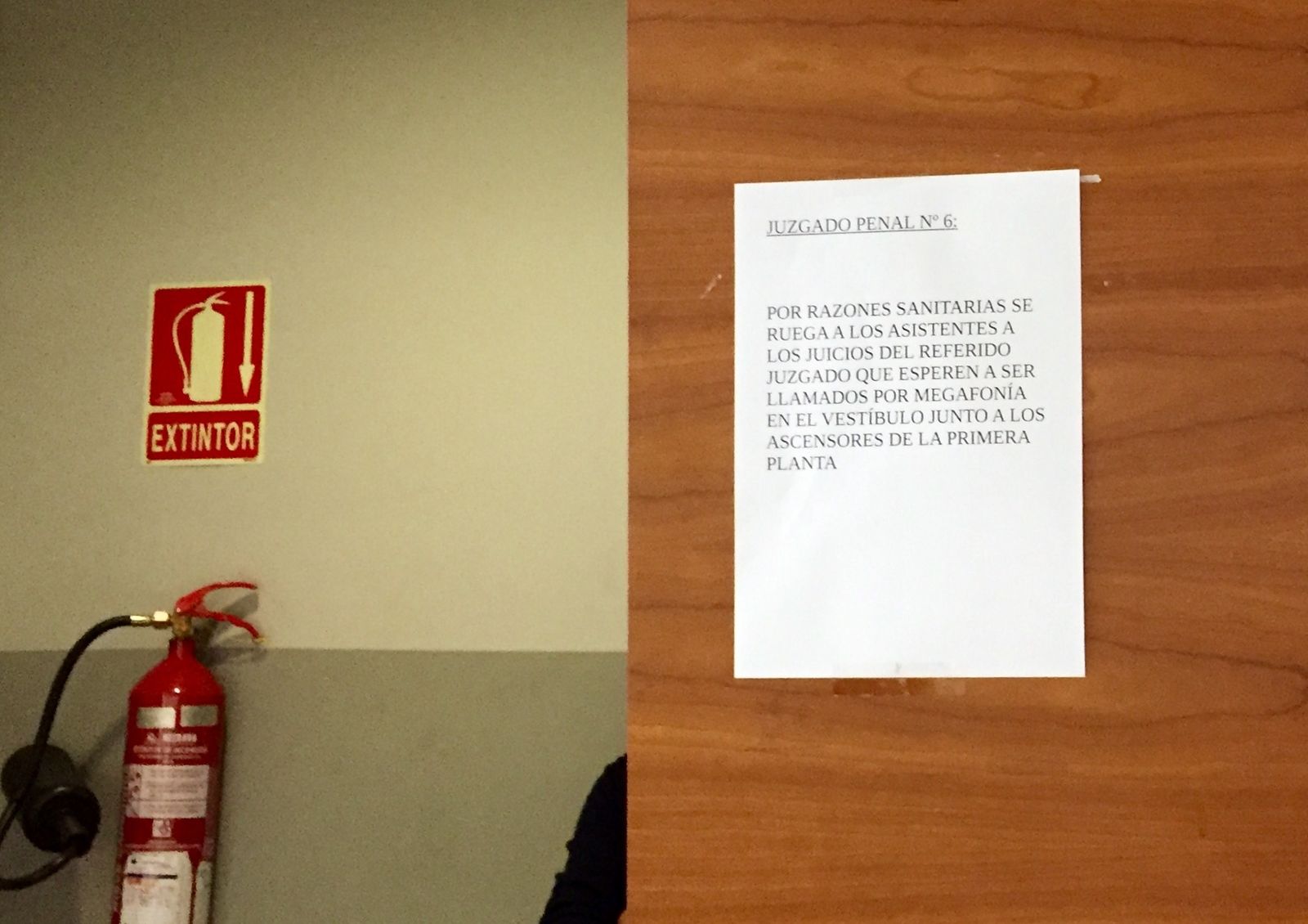 Un cartel en el Edificio Noga aconseja evitar las concentraciones de personas