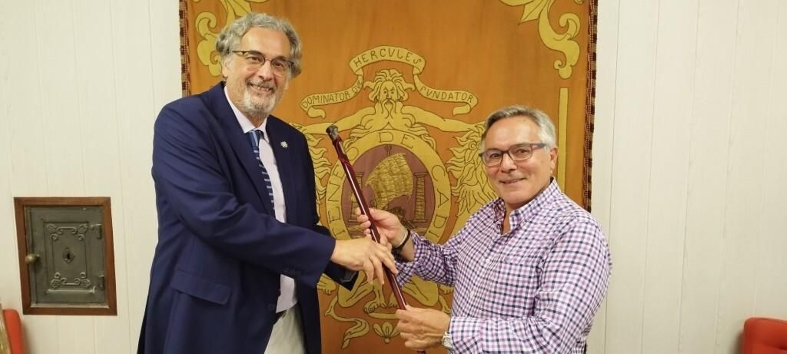 José Almenara (izquierda) recibe del secretario Antonio Ares el simbólico 'bastón de mando' del Ateneo gaditano. José Almenara (izquierda) recibe del secretario Antonio Ares el simbólico 'bastón de mando' del Ateneo gaditano.