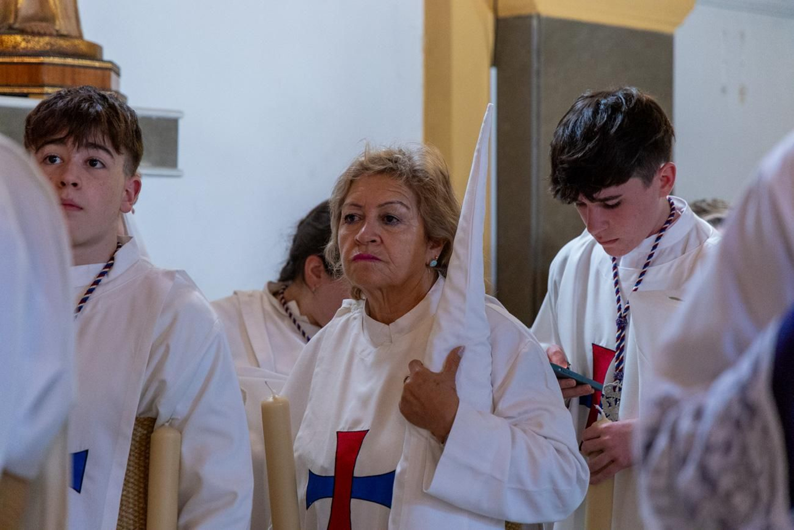 El Miércoles Santo inicia la tarde con los nazarenos trinitarios del barrio de Santa Isabel