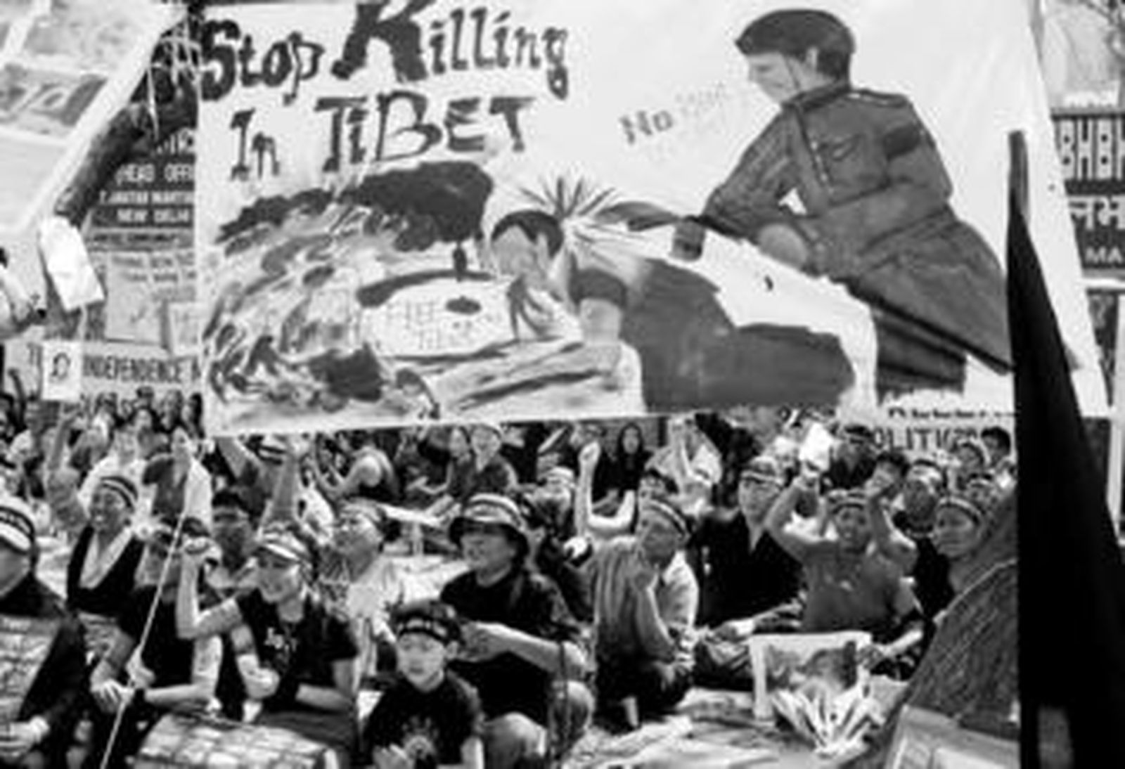 Exiliados tibetanos en Nueva Delhi protestan contra la represión en su país.