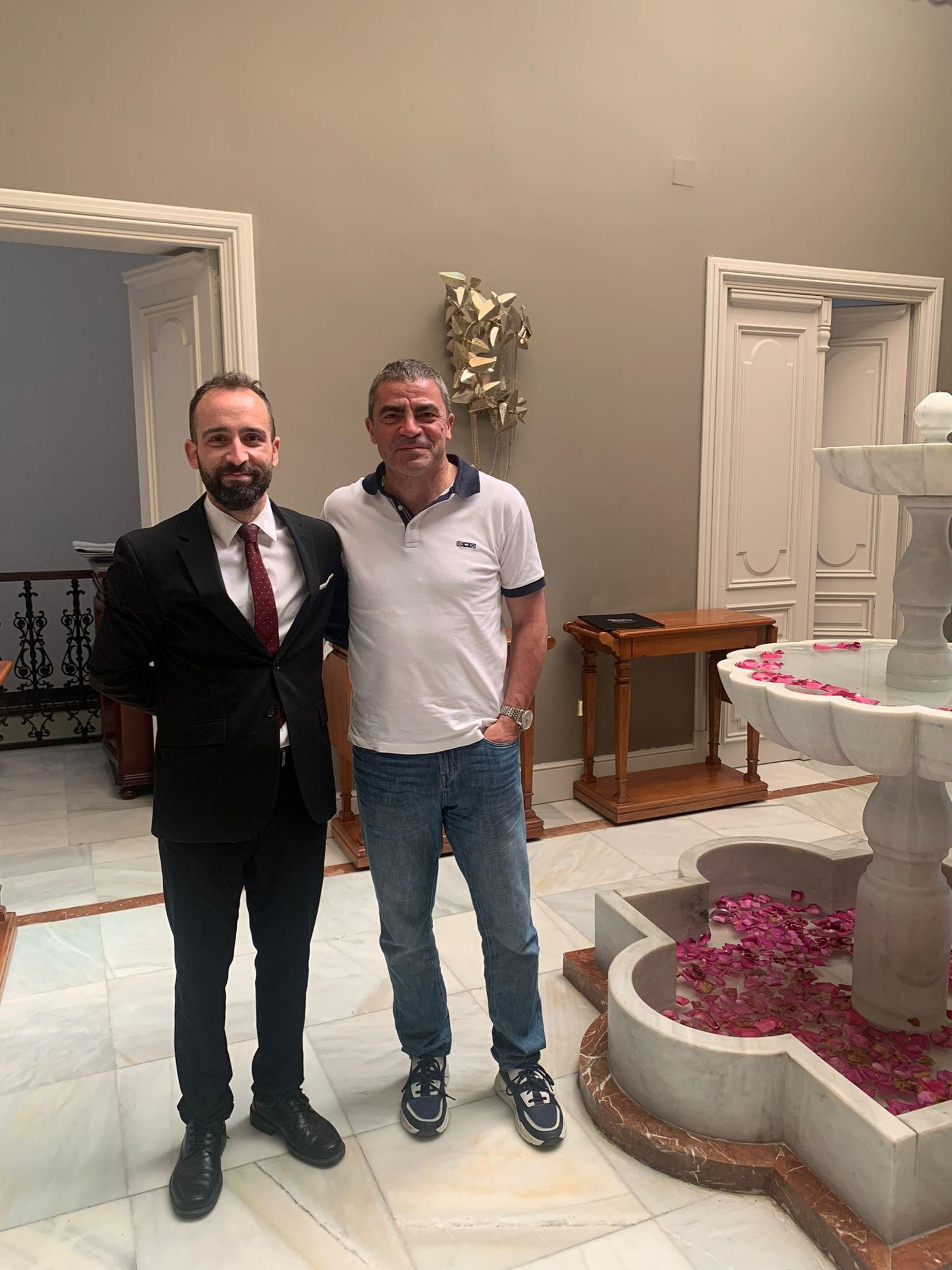 El legendario futbolista madridista Manolo Sanchís junto a la fuente interior de La Casa de Manolete