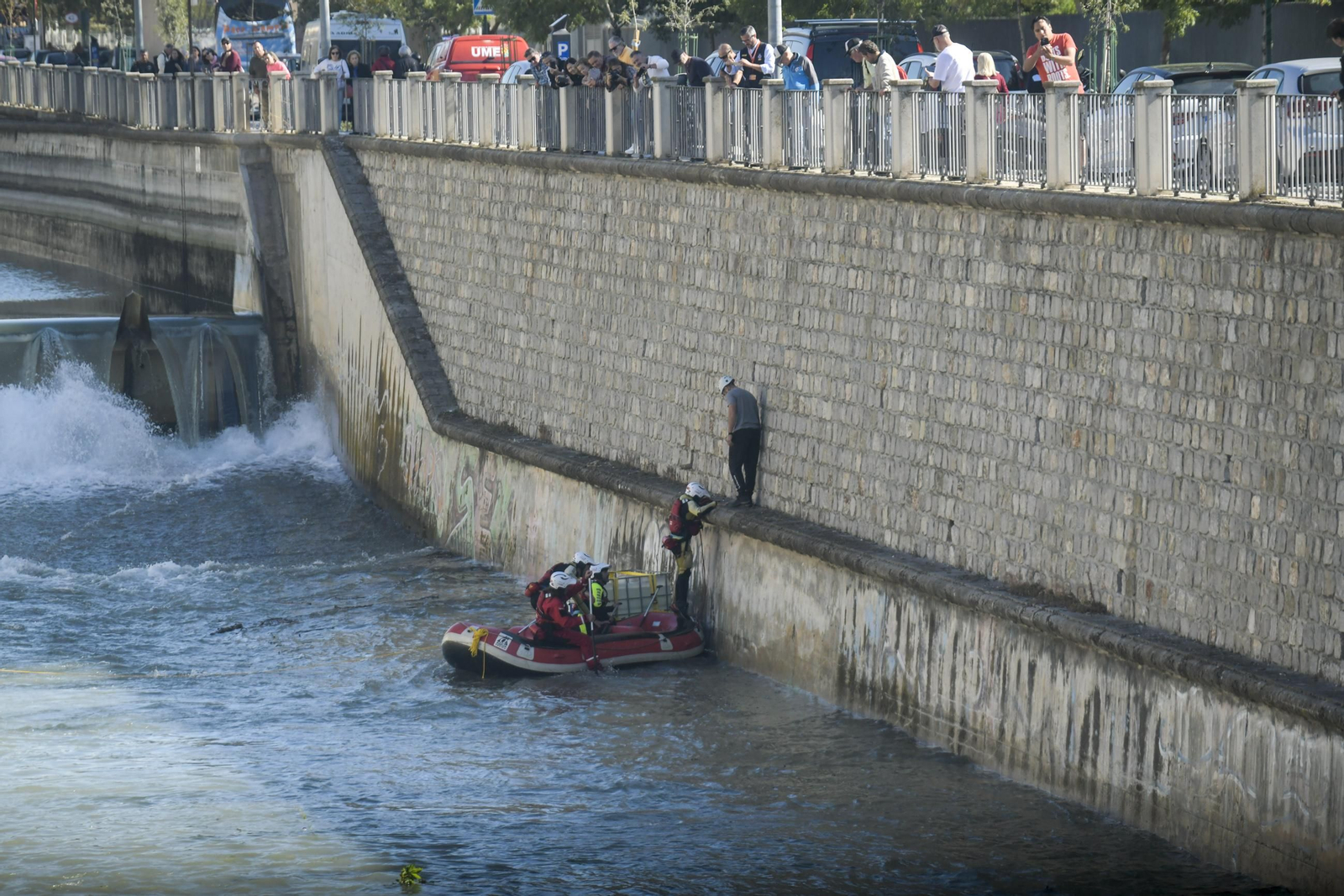 Así ha sido el simulacro de rescate en el río Genil de Granada