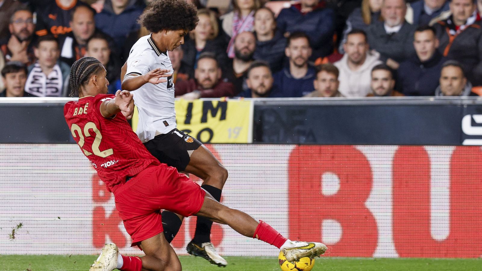 El central sevillista Badé corta el avance de Peter Federico.
