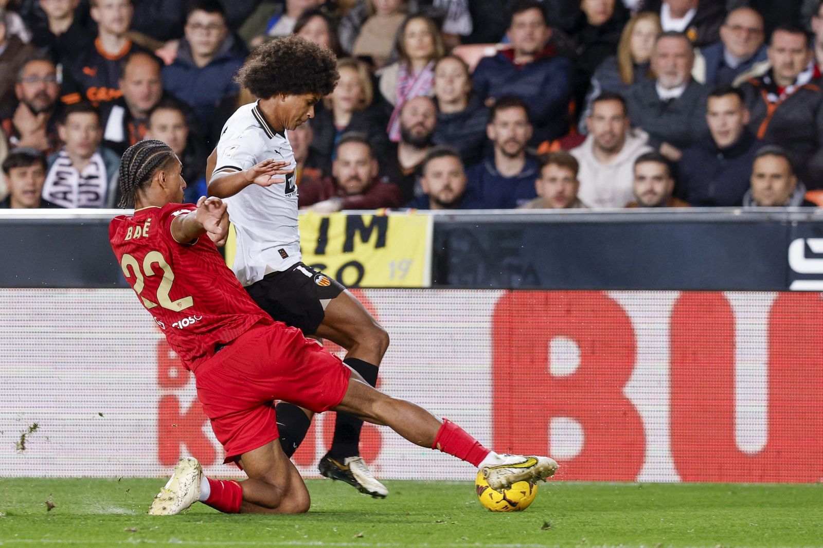 El central sevillista Badé trata de cortar el avance de Peter Federico.