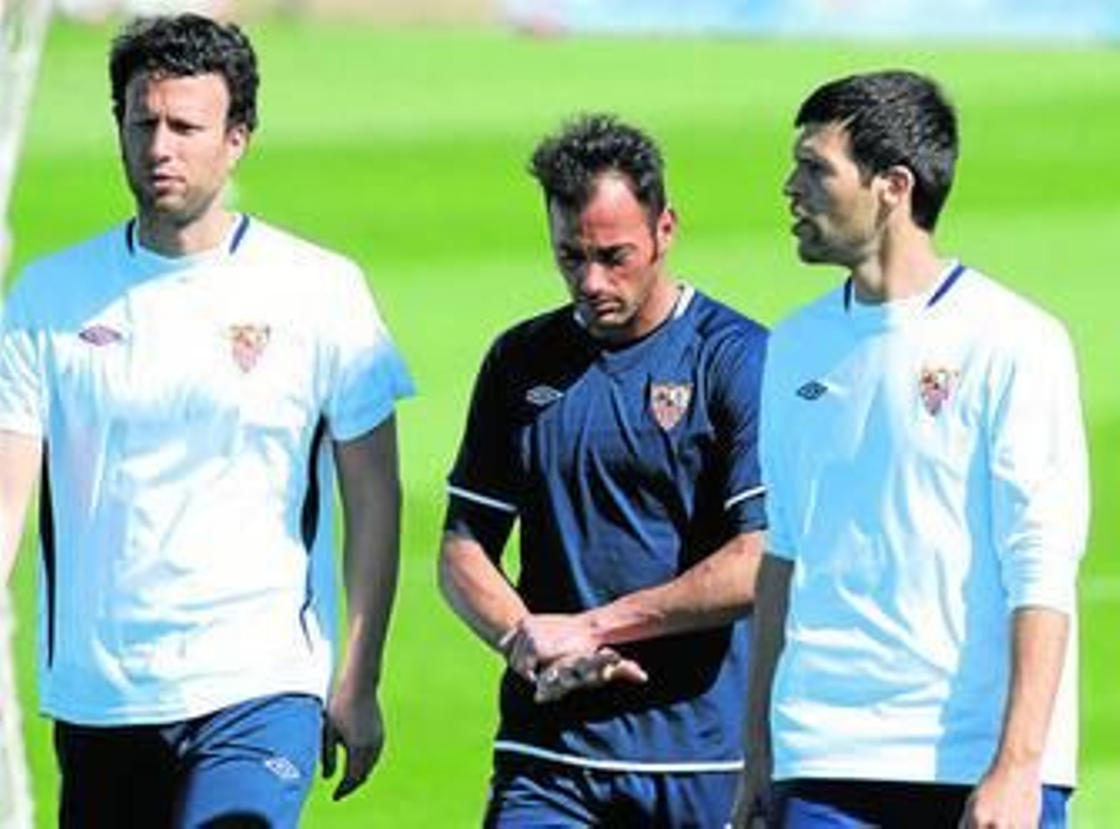 El doctor Juanjo Jiménez y un fisioterapeuta acompañan a Beto, que se retiró con nuevas molestias.