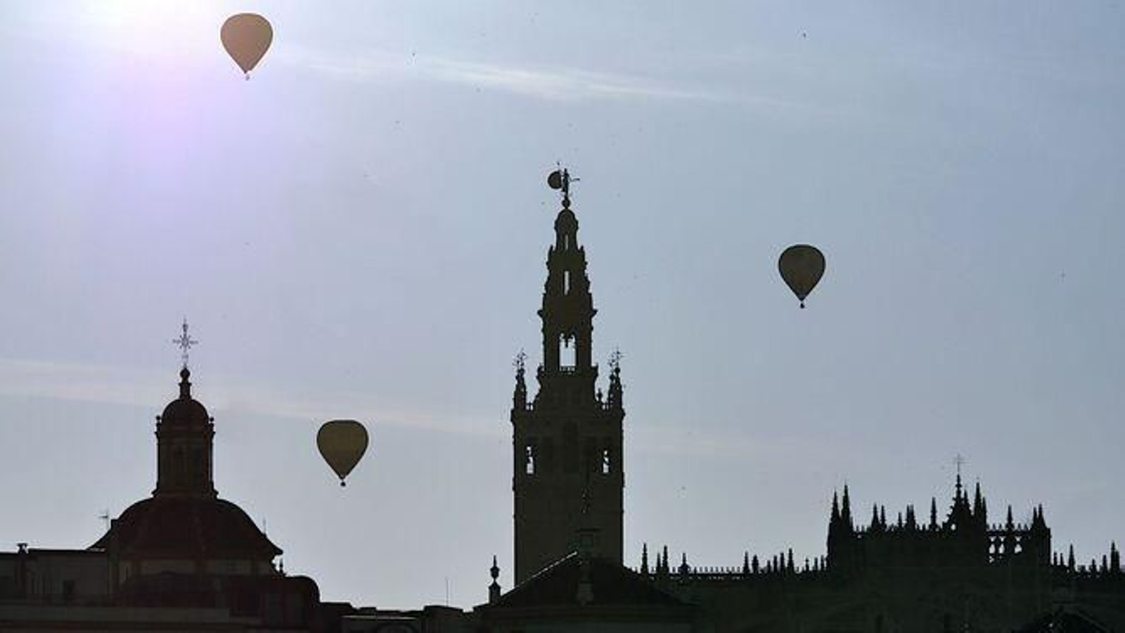 Varios globos alrededor de la Giralda en una edición anterior. Varios globos alrededor de la Giralda en una edición anterior.