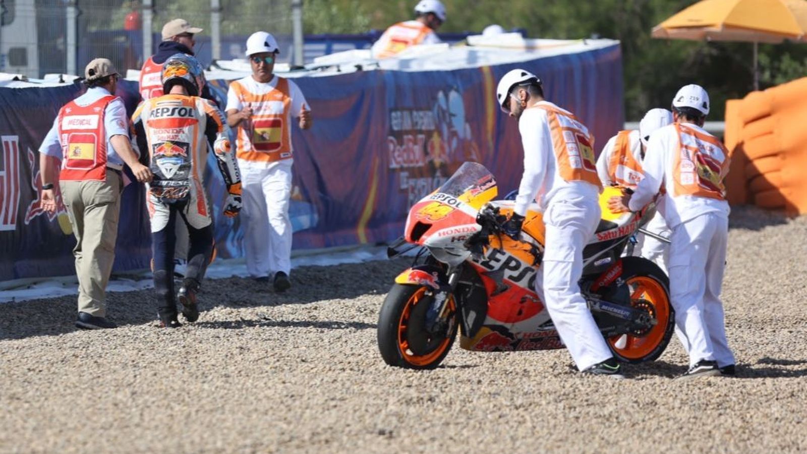Pol Espargaró se fue al suelo en la curva Lorenzo y no mejoró el crono del viernes.