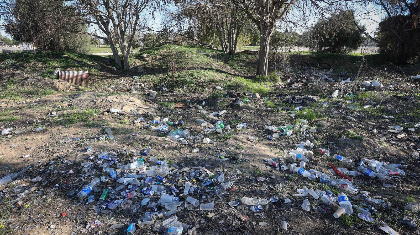 Basura, cochambre y escombros en Chapín