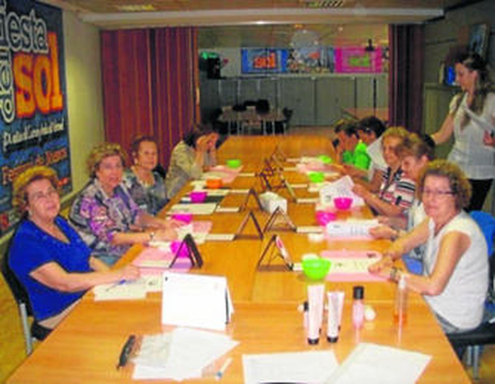 Los mayores disfrutan del taller de maquillaje y de pintura en cursos anteriores.