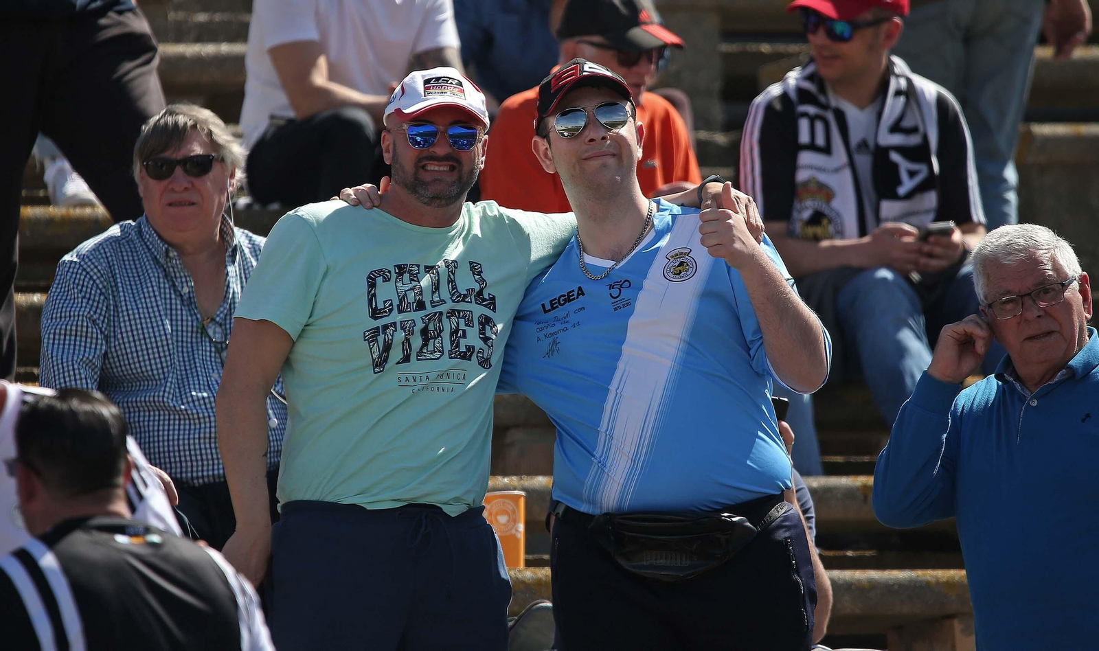 Fotos de la afición durante el Balona - Badajoz en el estadio municipal de La Línea
