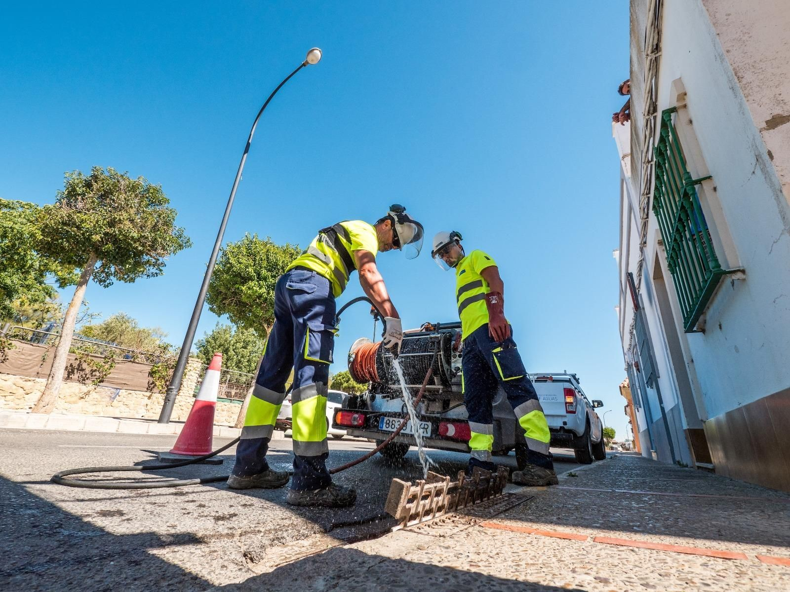 Dos operarios, limpiando uno de los husillos de la ciudad.