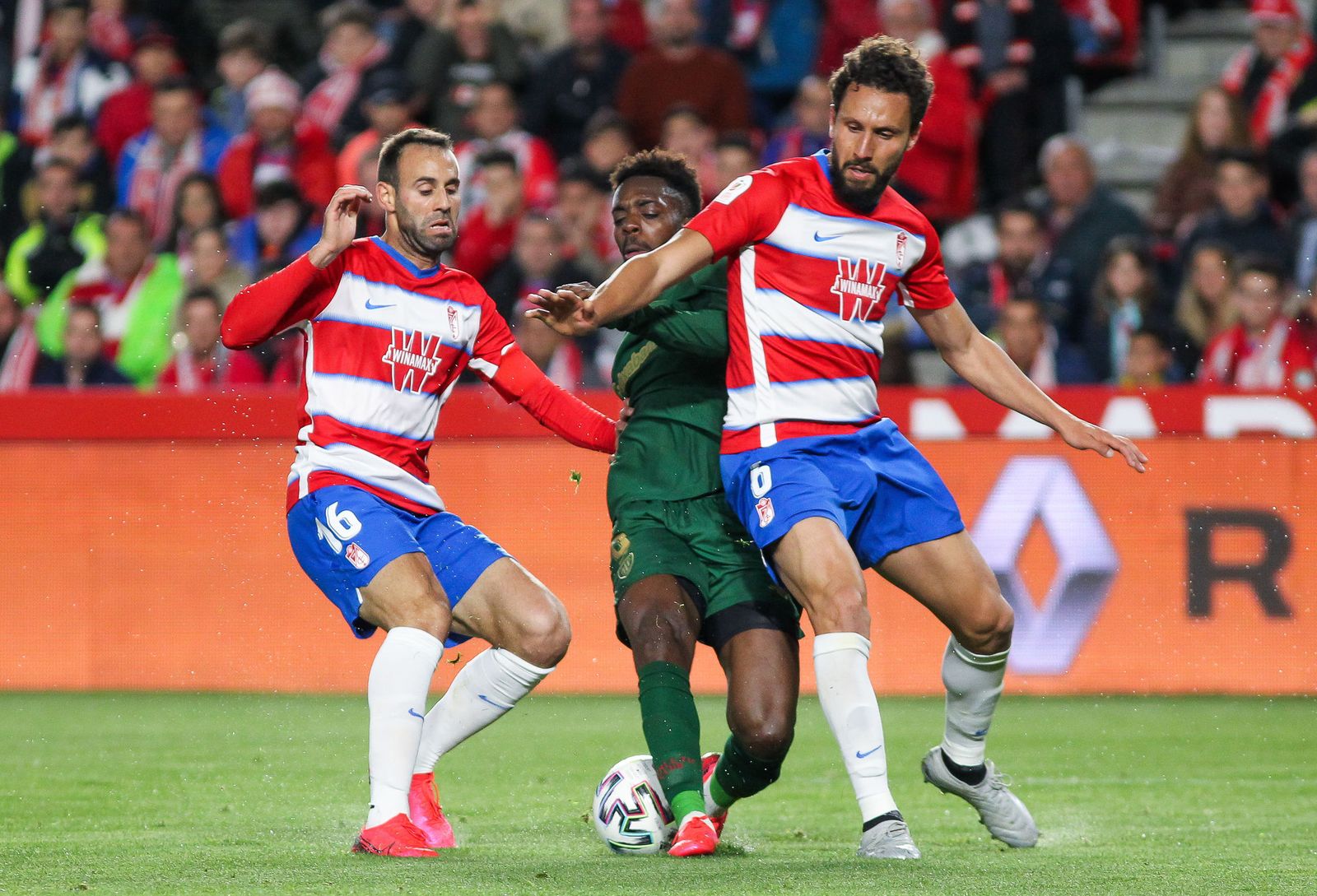 Víctor Díaz y Germán bregan con Iñaki Williams