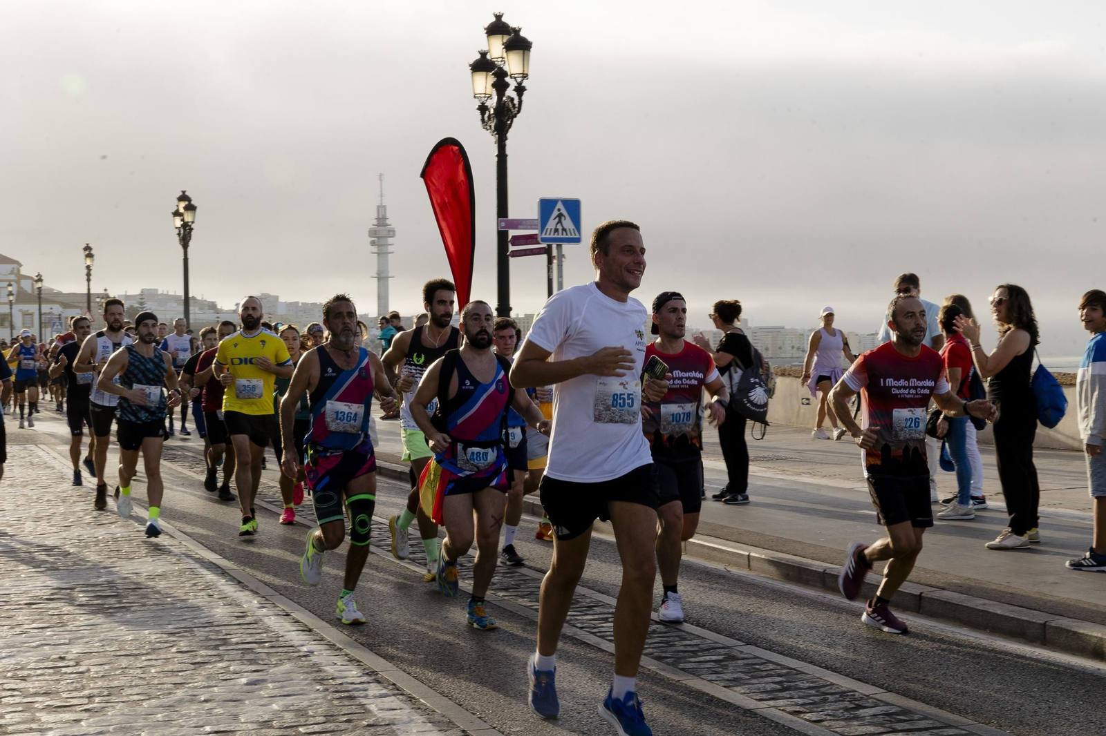 Búscate en las imágenes de la I media maratón Ciudad de Cádiz