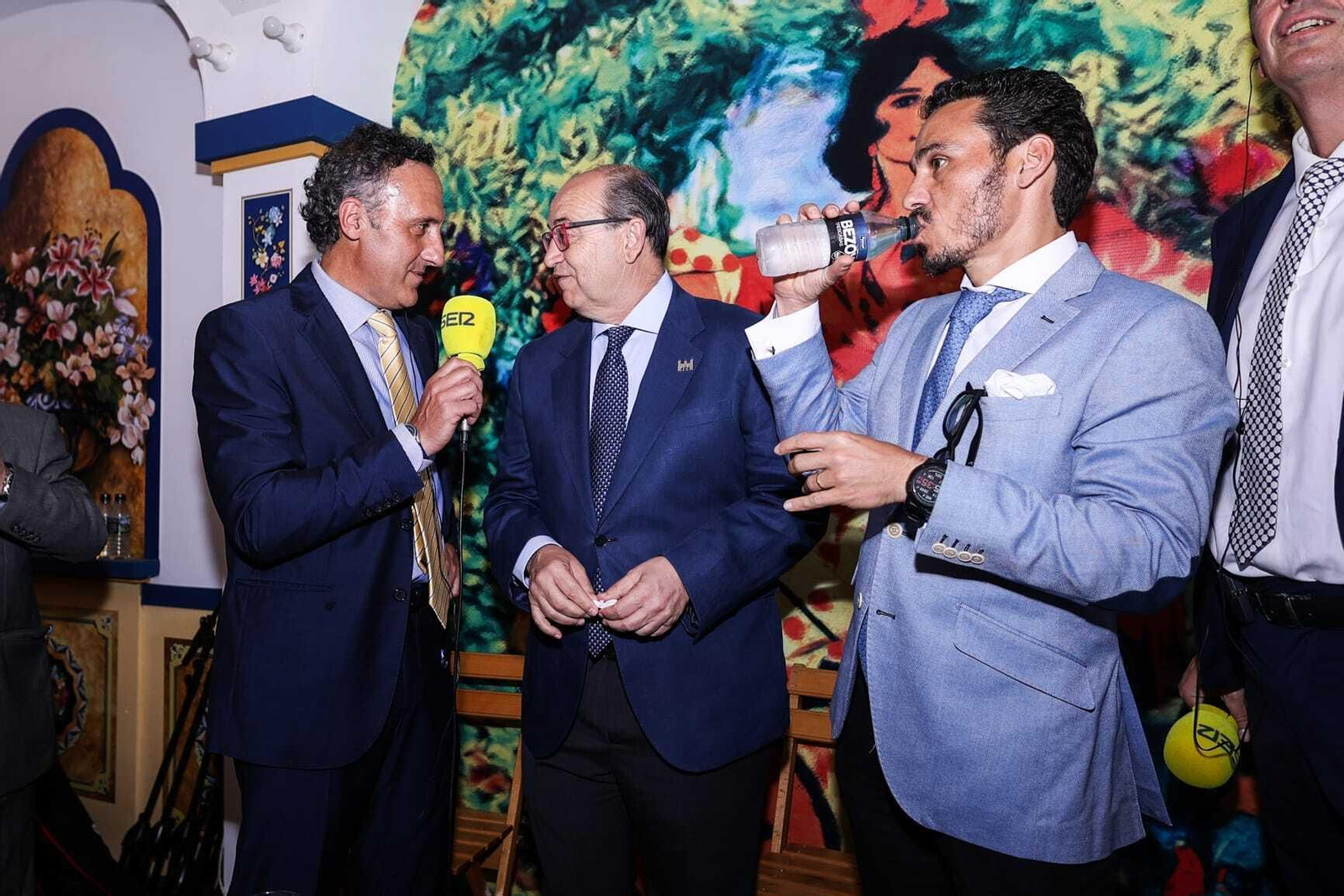 Del Nido Carrasco, junto a José Castro y el periodista Santiago Ortega, en la caseta de Radio Sevilla.