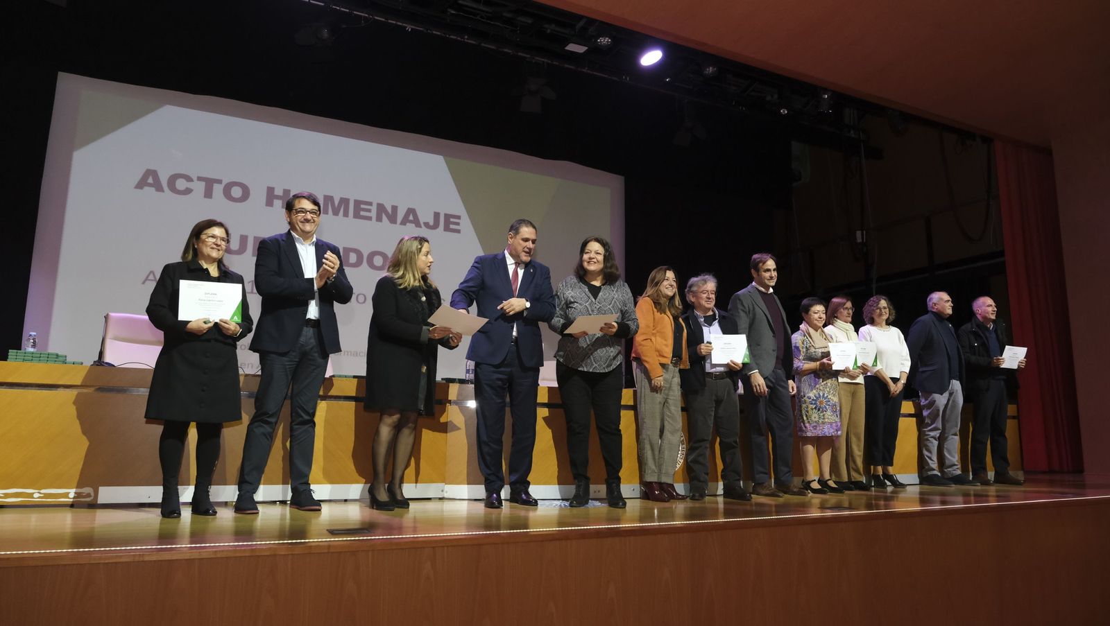 Los maestros docentes jubilados reciben su homenaje en la paraninfo de la UAL