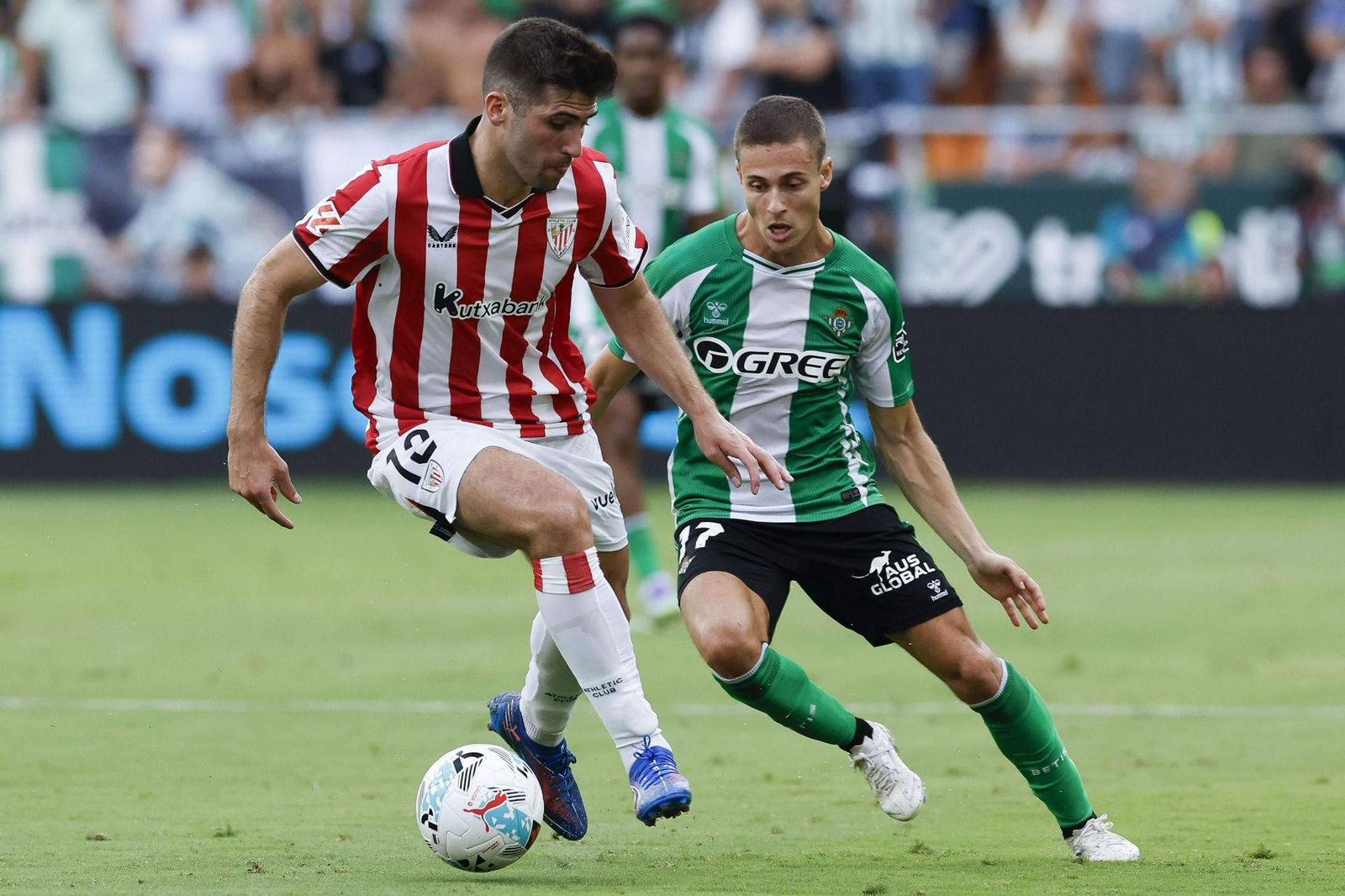 Rodrigo Riquelme presiona a Areso en el último Betis-Athletic en La Cartuja.