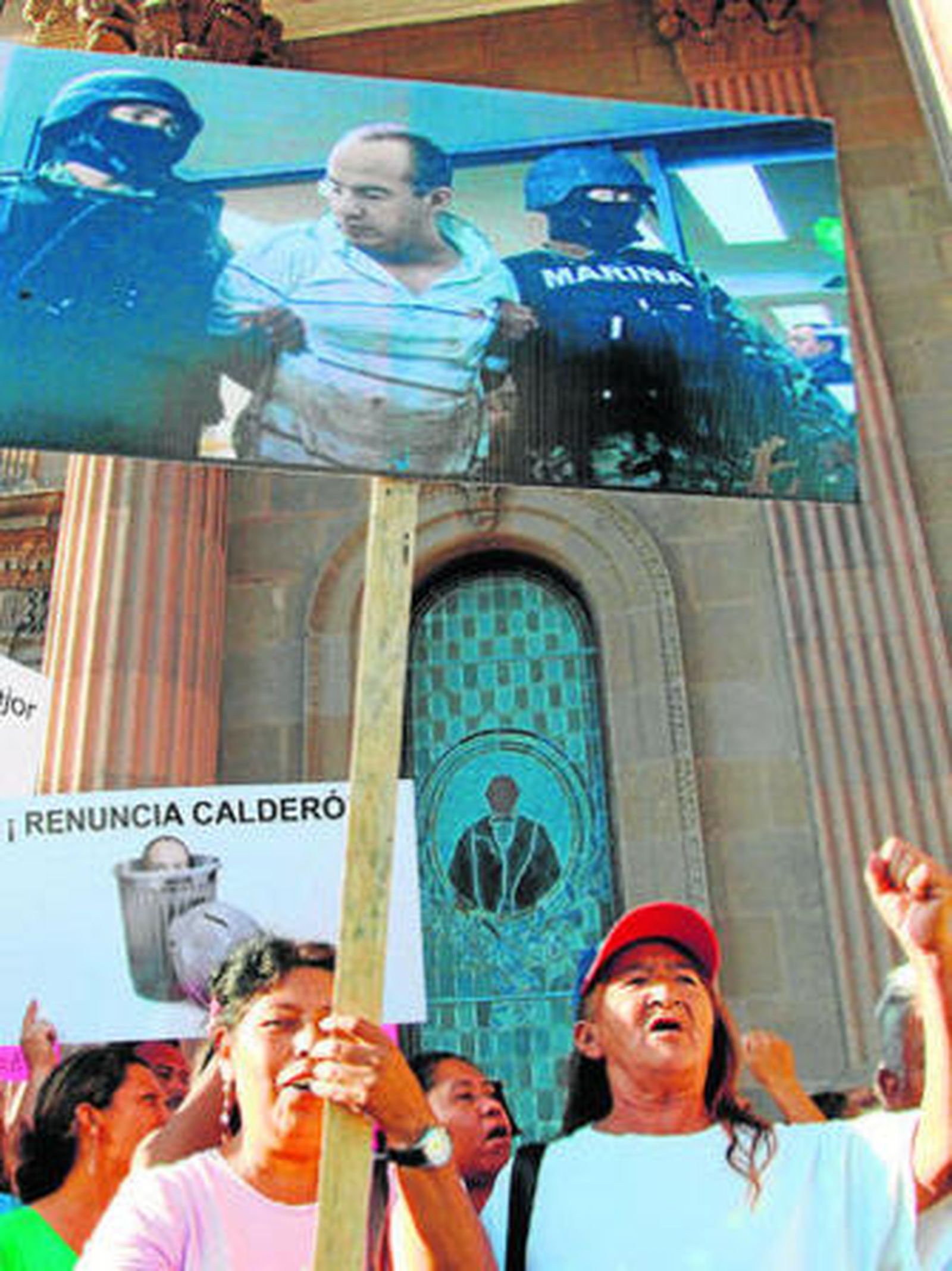 Ciudadanos de Monterrey protestan contra el presidente Calderón después del último ataque en la ciudad.