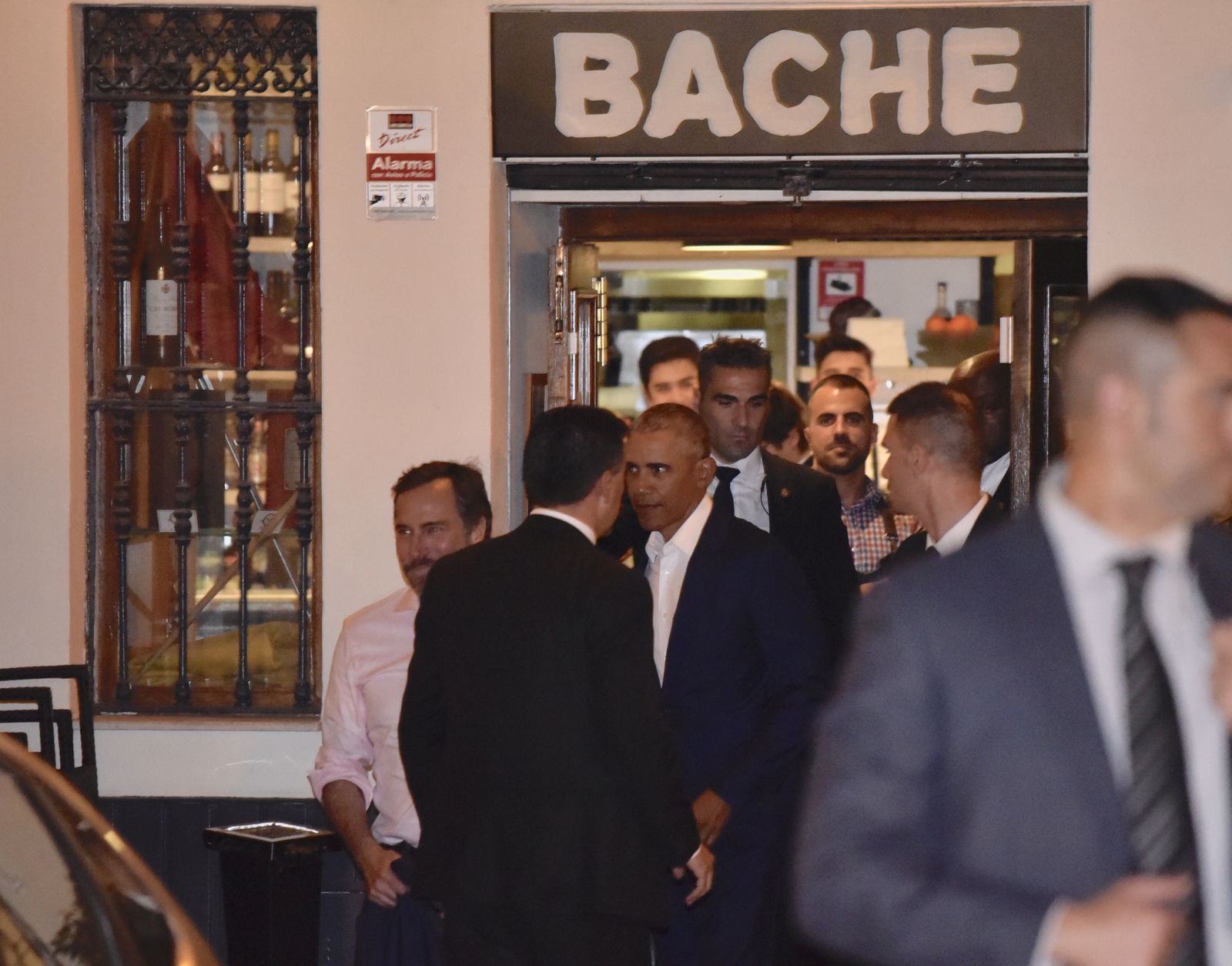 Obama sale del restaurante Bache San Pedro en Sevilla.