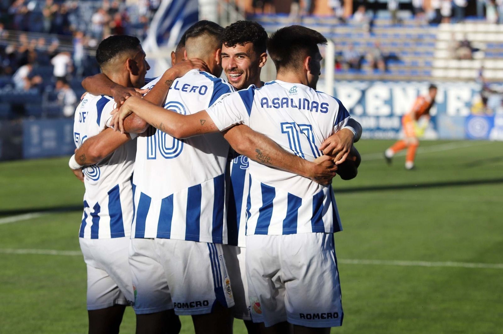 Jugadores del Recre celebrando un gol de Pablo Caballero.