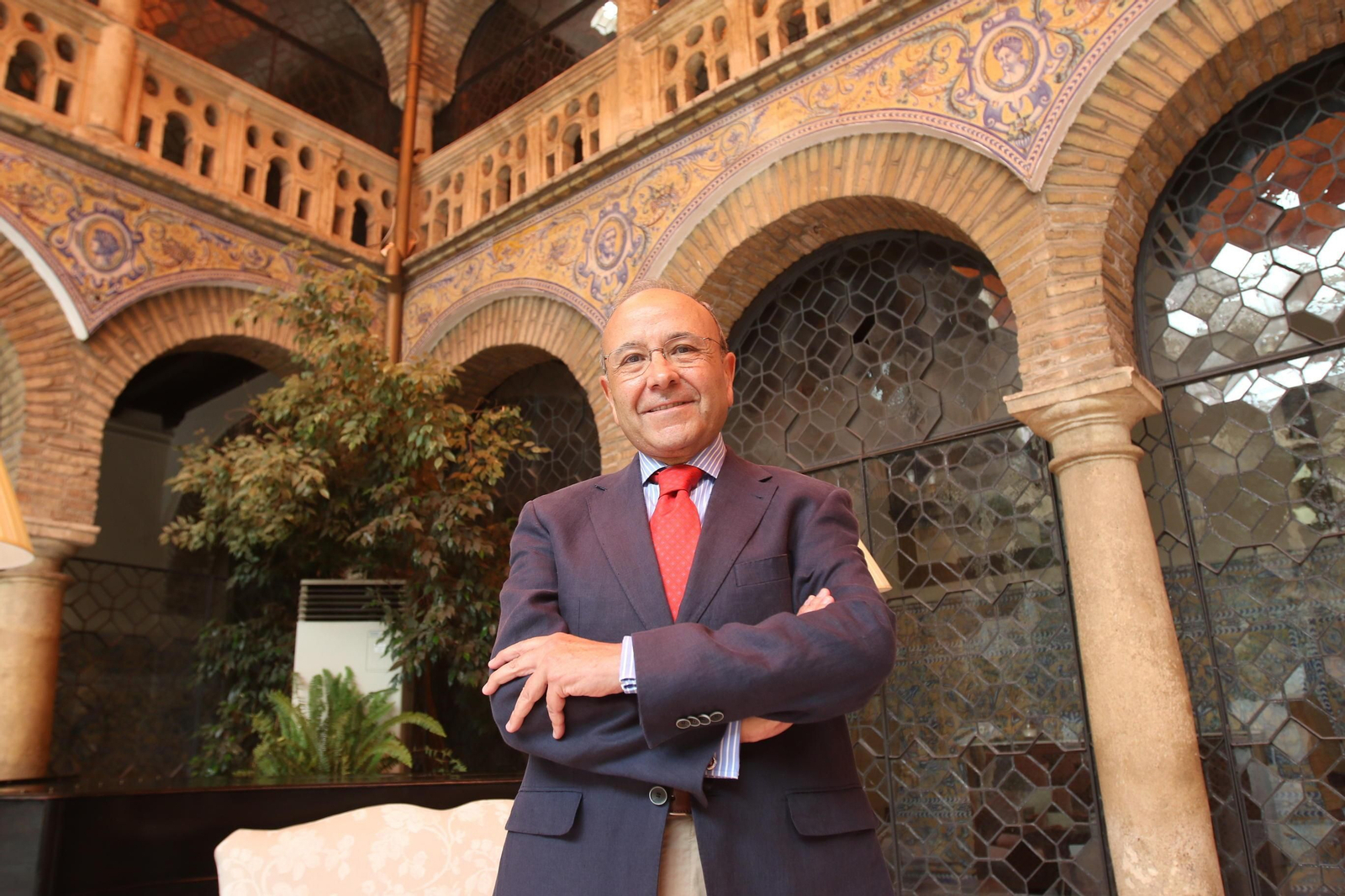 Pedro López Castillejo posa en uno de los patios del Círculo de la Amistad. Pedro López Castillejo posa en uno de los patios del Círculo de la Amistad.