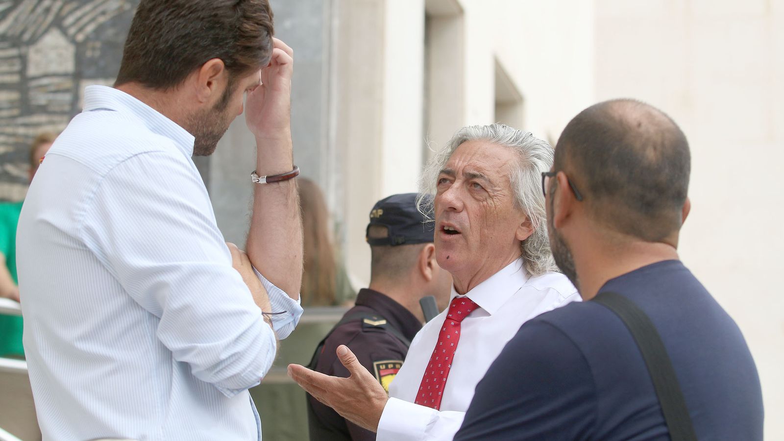 El letrado Francisco Torres, acusación particular en la causa, comparte impresiones con los medios en un receso de la sesión de ayer.