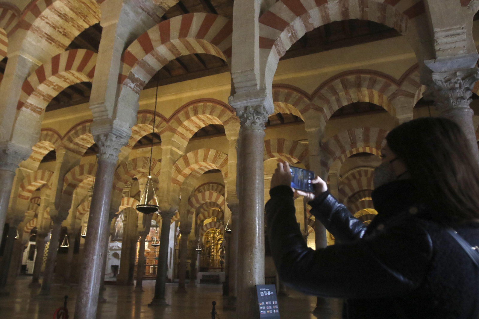 Interior de la Mezquita-Catedral de Córdoba.